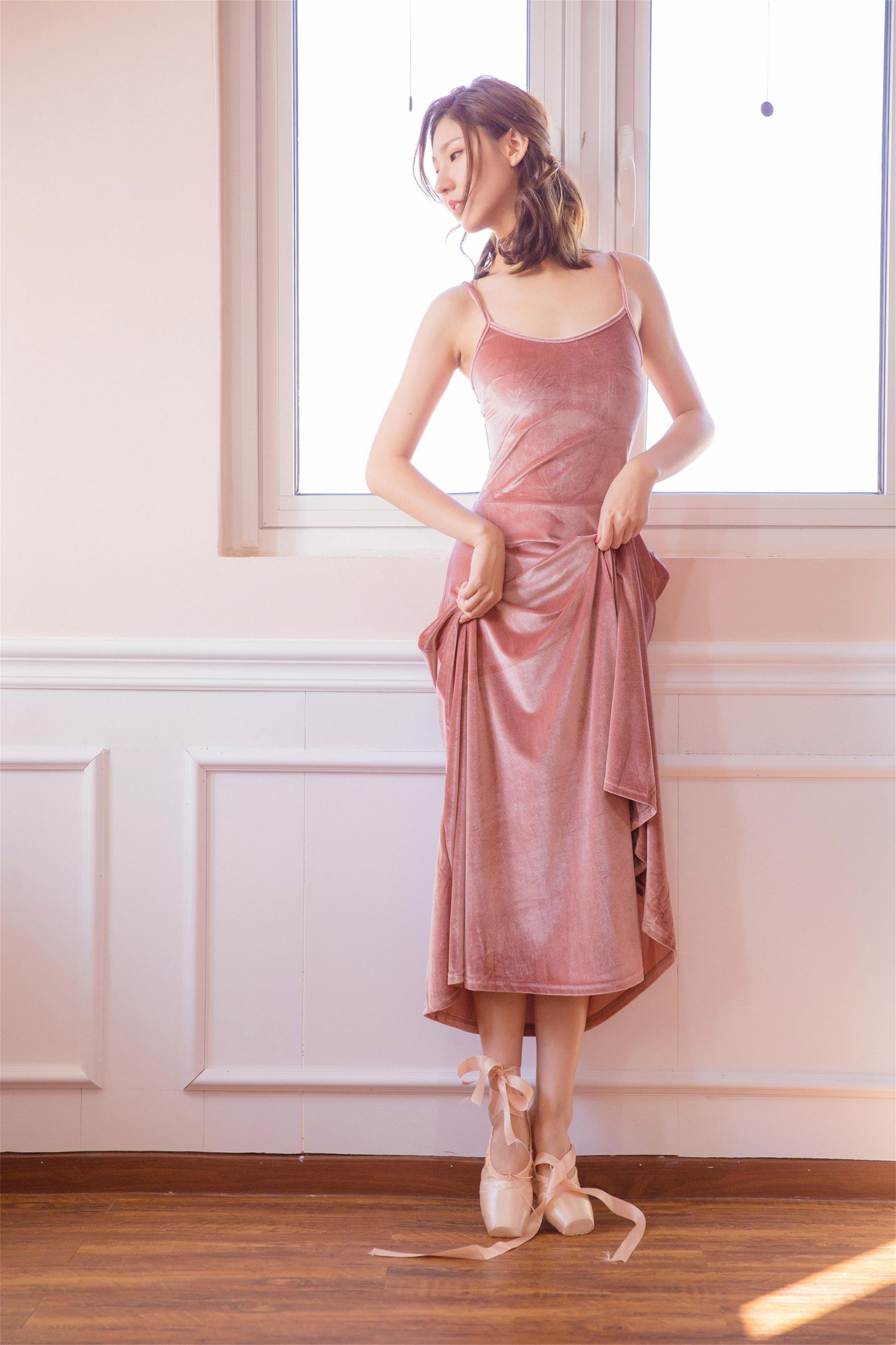 [YALAYI雅拉伊]2022.11.01 婀娜的舞者 清纯熟女少妇 粉色吊带裸背舞蹈裙性感写真集第10张