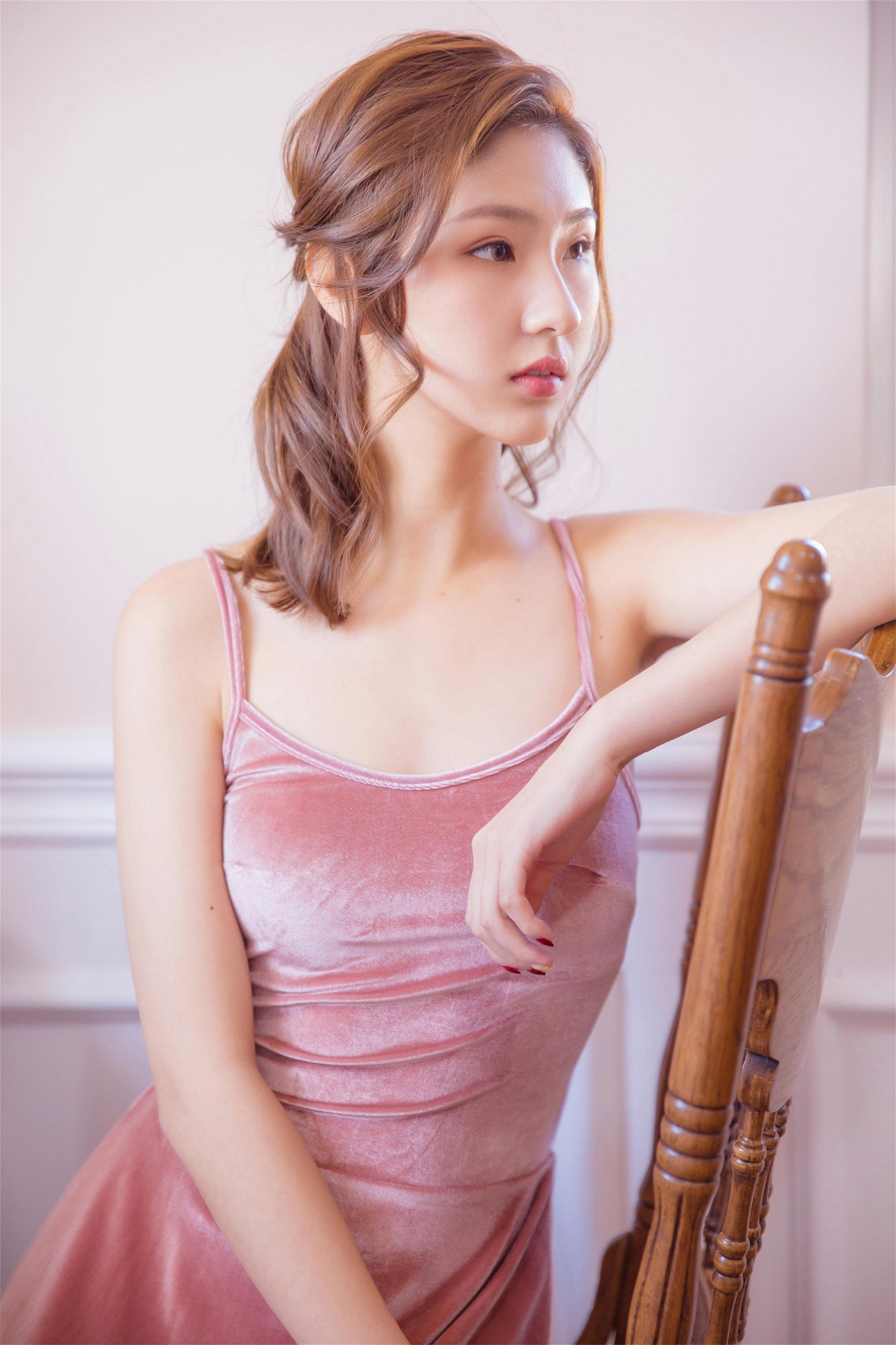 [YALAYI雅拉伊]2022.11.01 婀娜的舞者 清纯熟女少妇 粉色吊带裸背舞蹈裙性感写真集第1张