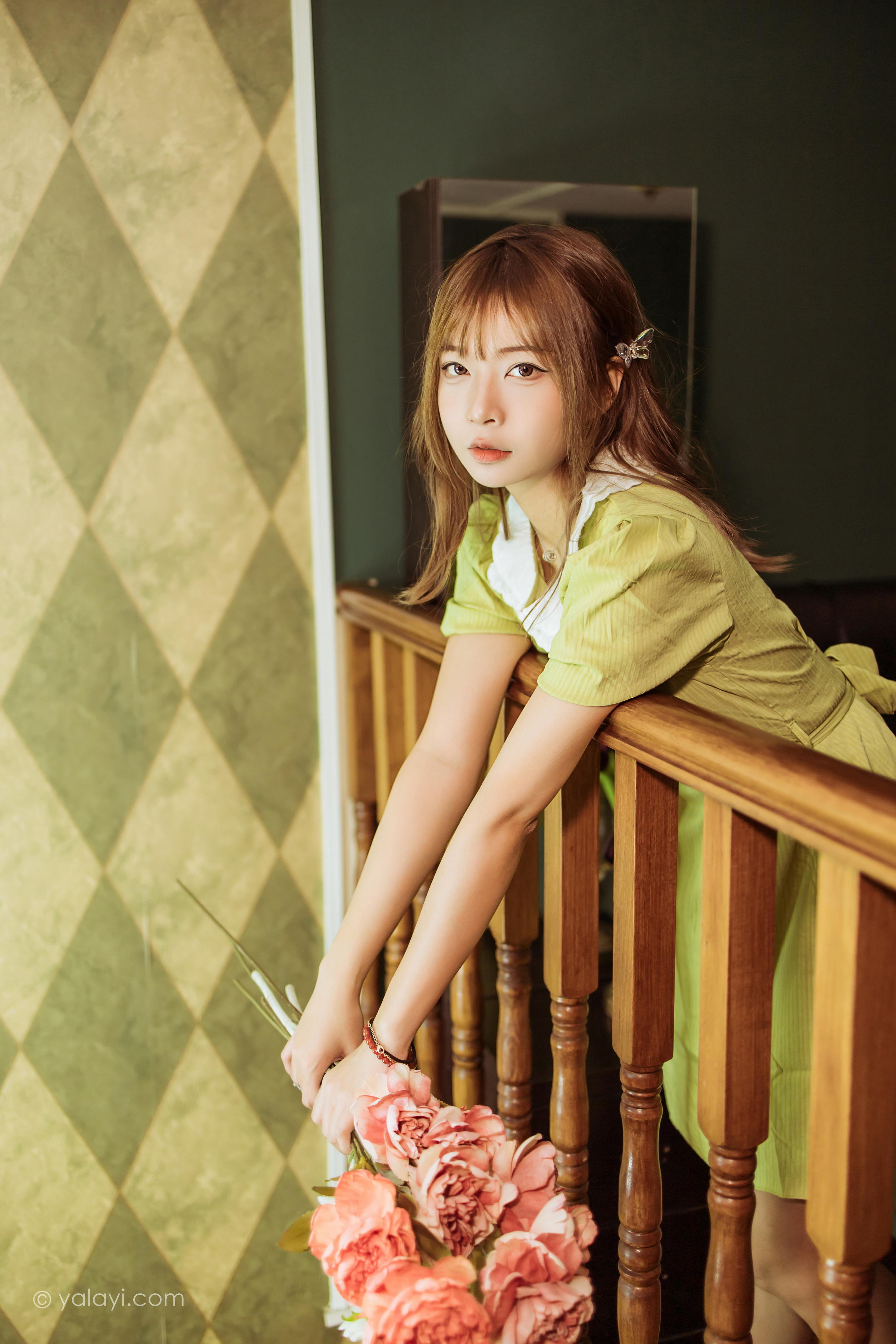 [YALAYI雅拉伊]2022.11.08 岁月 阿禾 淡黄色复古连衣裙居家清纯写真集第9张