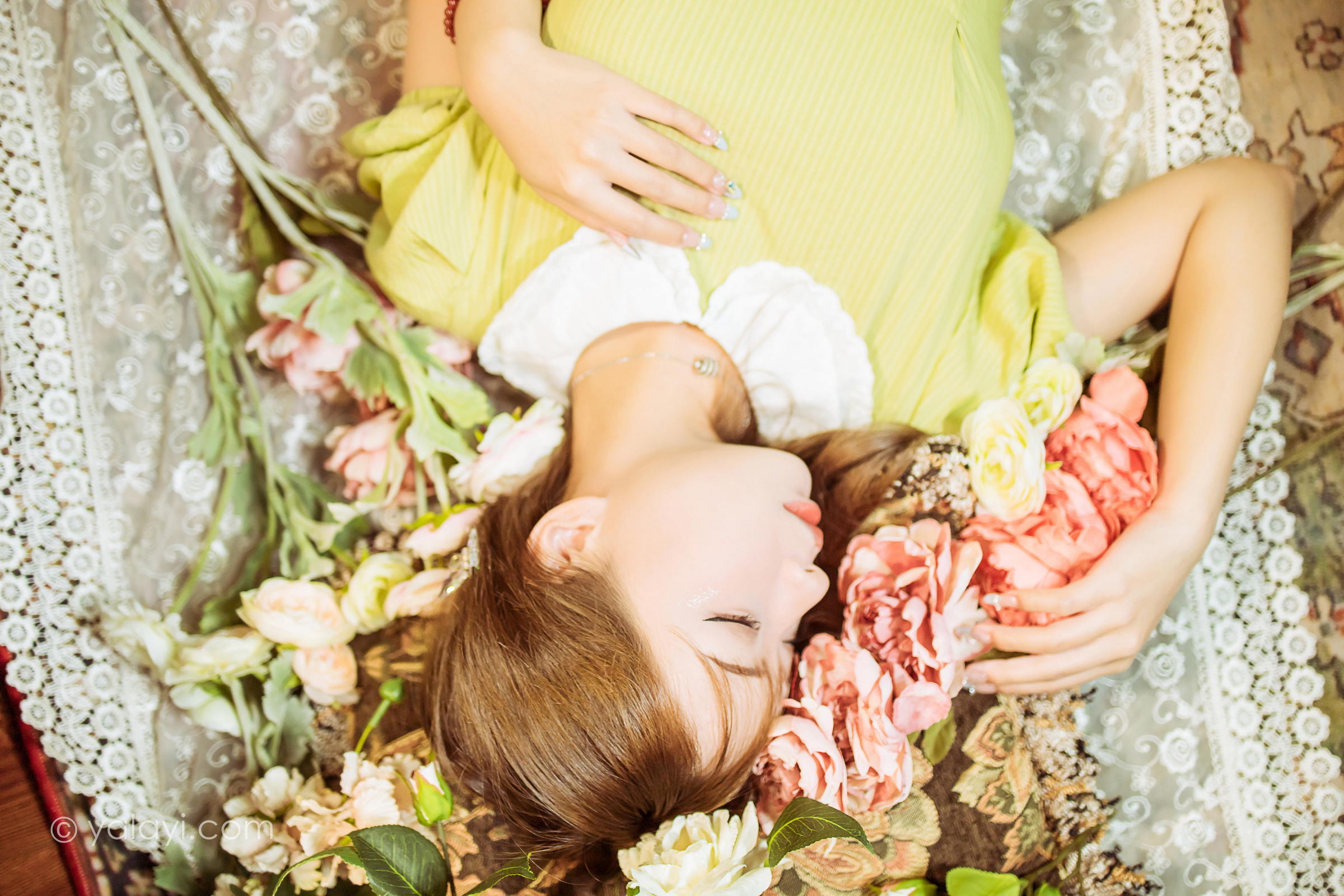 [YALAYI雅拉伊]2022.11.08 岁月 阿禾 淡黄色复古连衣裙居家清纯写真集第6张