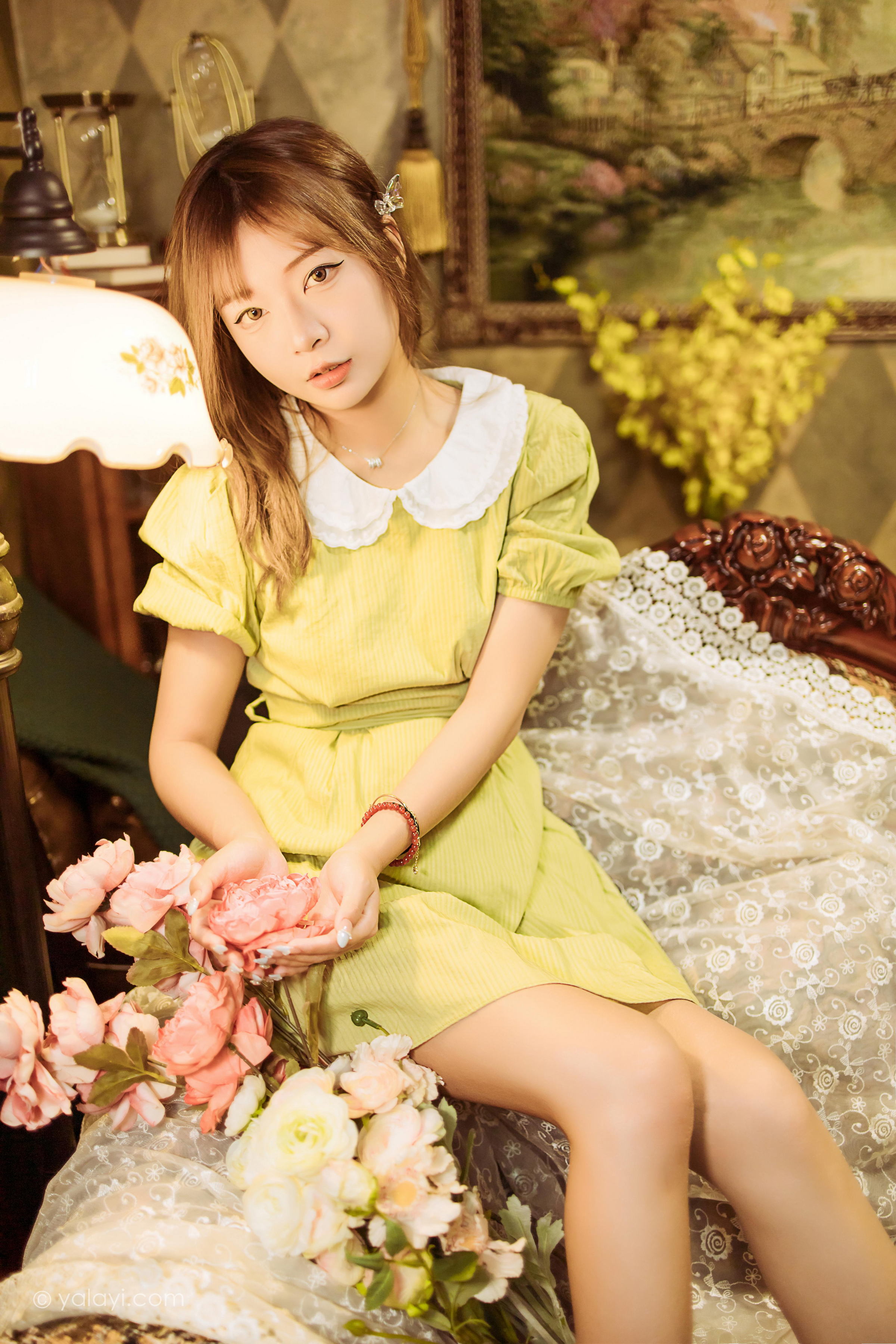 [YALAYI雅拉伊]2022.11.08 岁月 阿禾 淡黄色复古连衣裙居家清纯写真集第3张