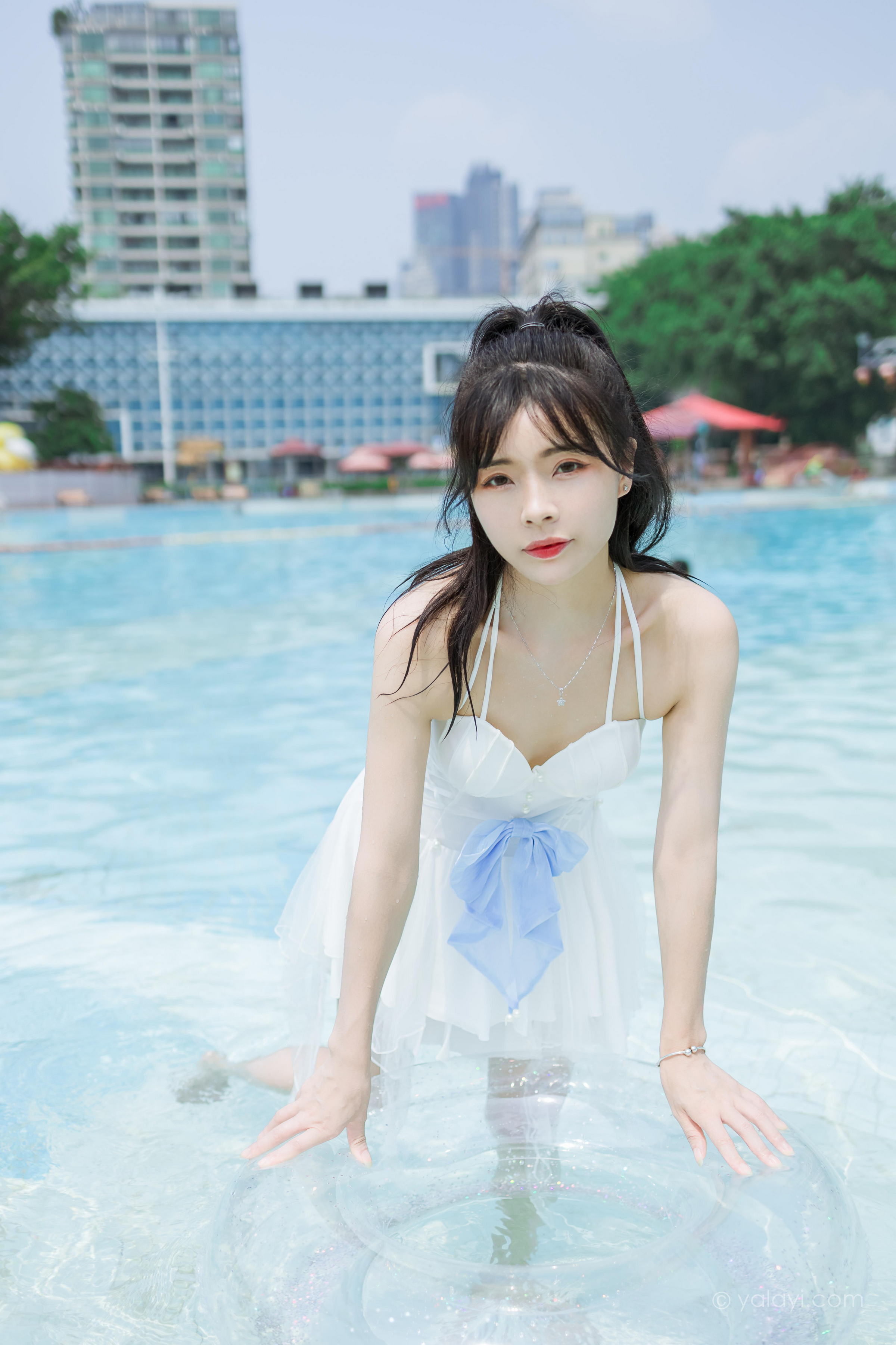 [YALAYI雅拉伊]2022.11.12 美人鱼 程小蝶 白色吊带比基尼泳装小短裙性感写真集第9张