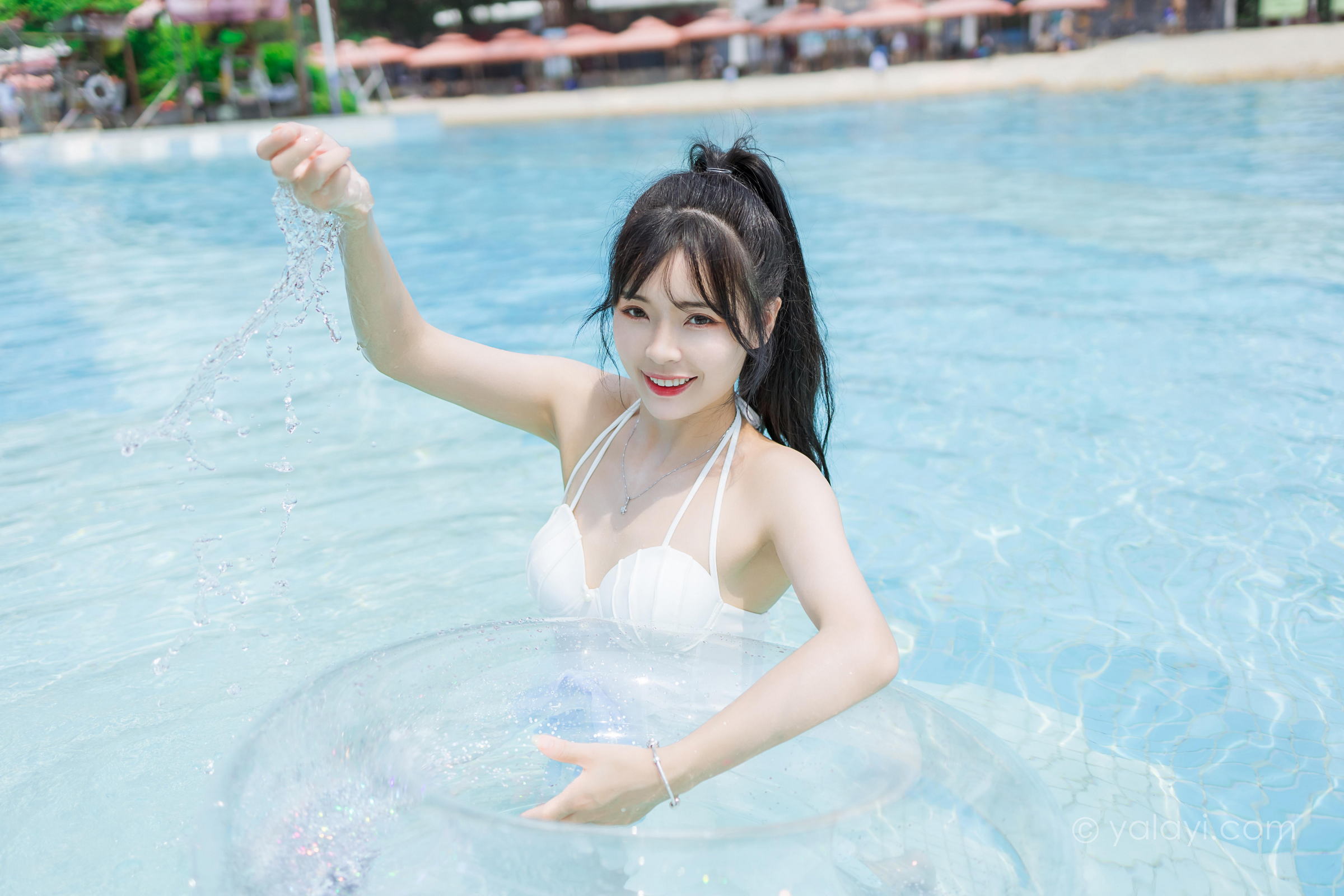 [YALAYI雅拉伊]2022.11.12 美人鱼 程小蝶 白色吊带比基尼泳装小短裙性感写真集第6张