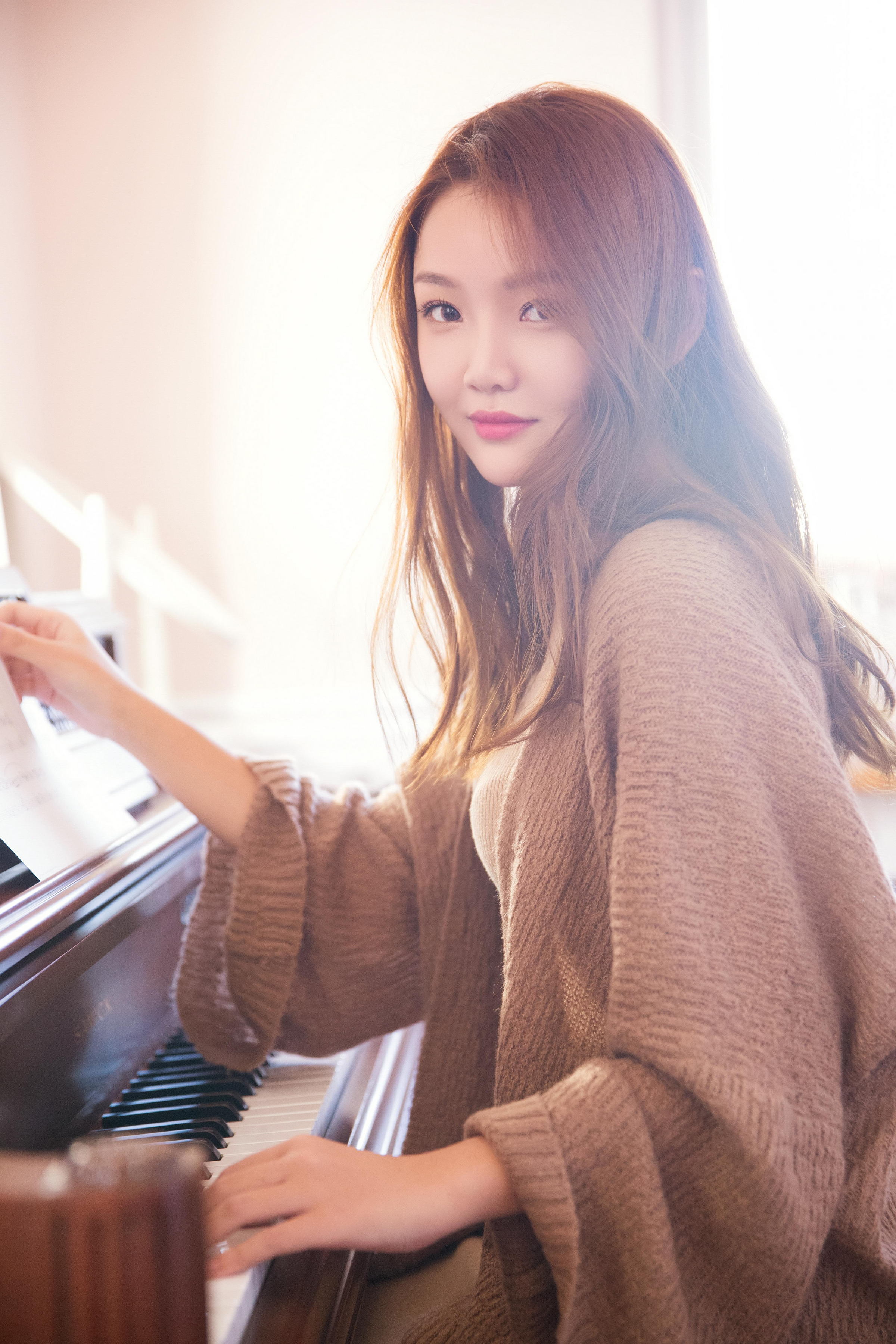 [YALAYI雅拉伊]2022.11.16 可爱的小美人儿 橙色外套加棕色吊带连衣裙居家清纯写真集第11张