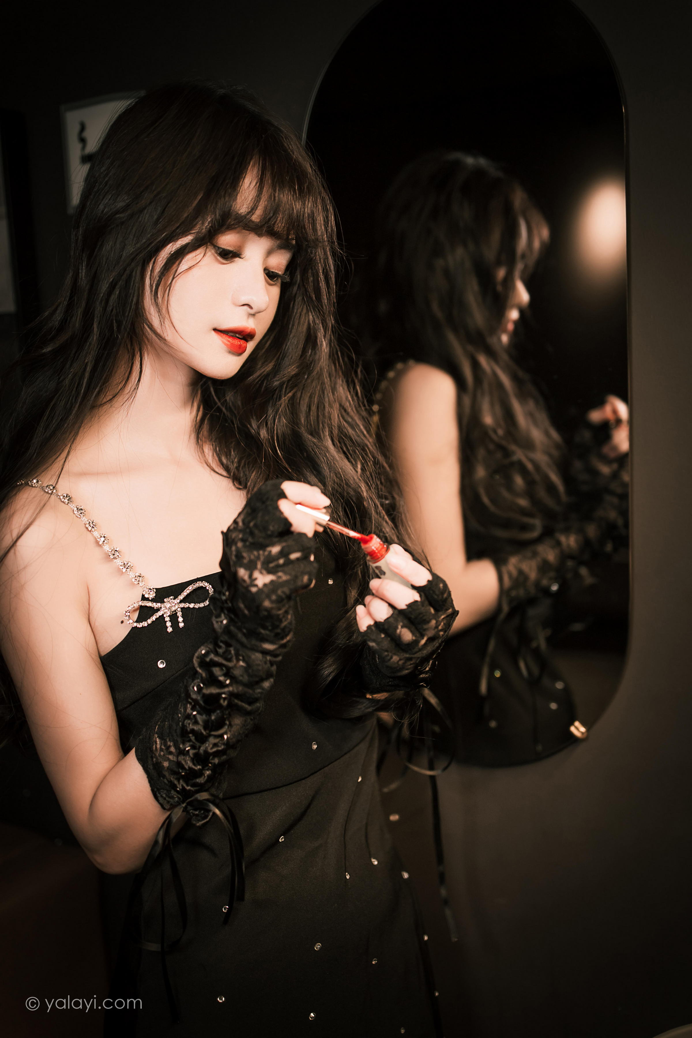 [YALAYI雅拉伊]2022.11.22 一丝忧郁 小亭 黑色吊带连衣裙加黑丝美腿性感复古写真集第12张
