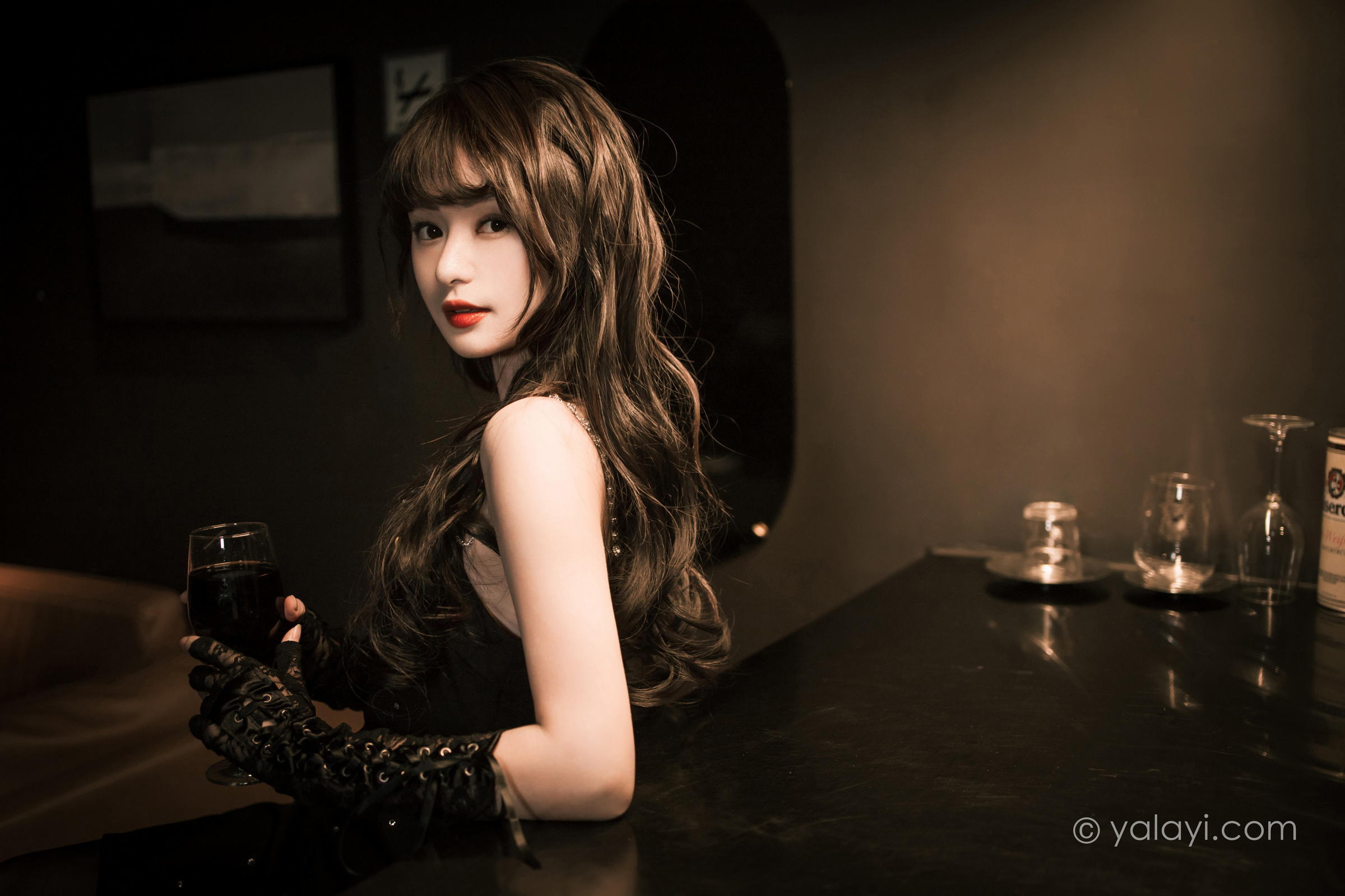 [YALAYI雅拉伊]2022.11.22 一丝忧郁 小亭 黑色吊带连衣裙加黑丝美腿性感复古写真集第4张