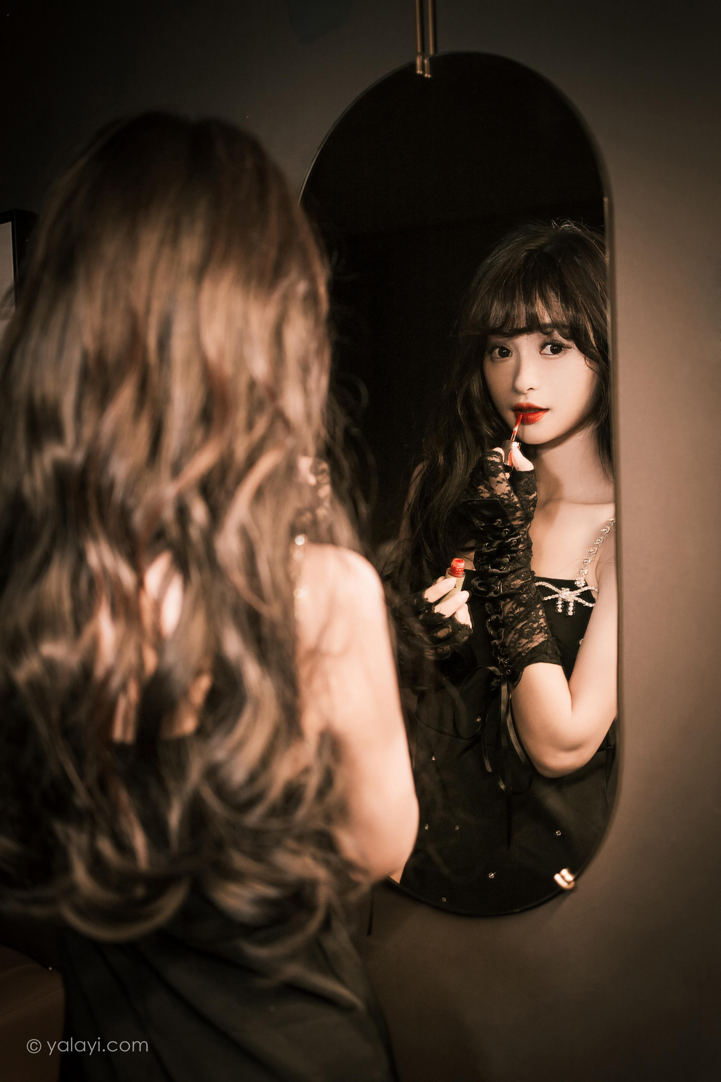 [YALAYI雅拉伊]2022.11.22 一丝忧郁 小亭 黑色吊带连衣裙加黑丝美腿性感复古写真集第11张