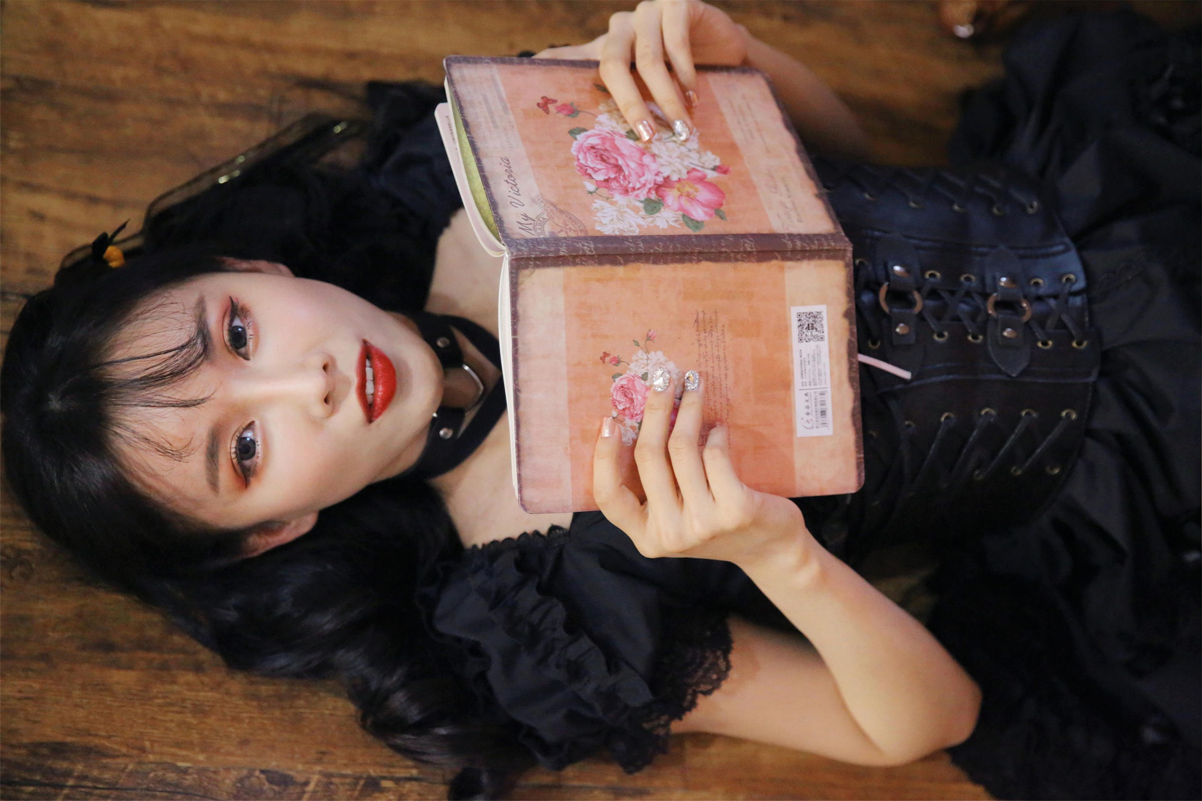 [YALAYI雅拉伊]2022.11.26 性感小妖精 黑色塑身蕾丝连衣裙复古私房写真集第11张