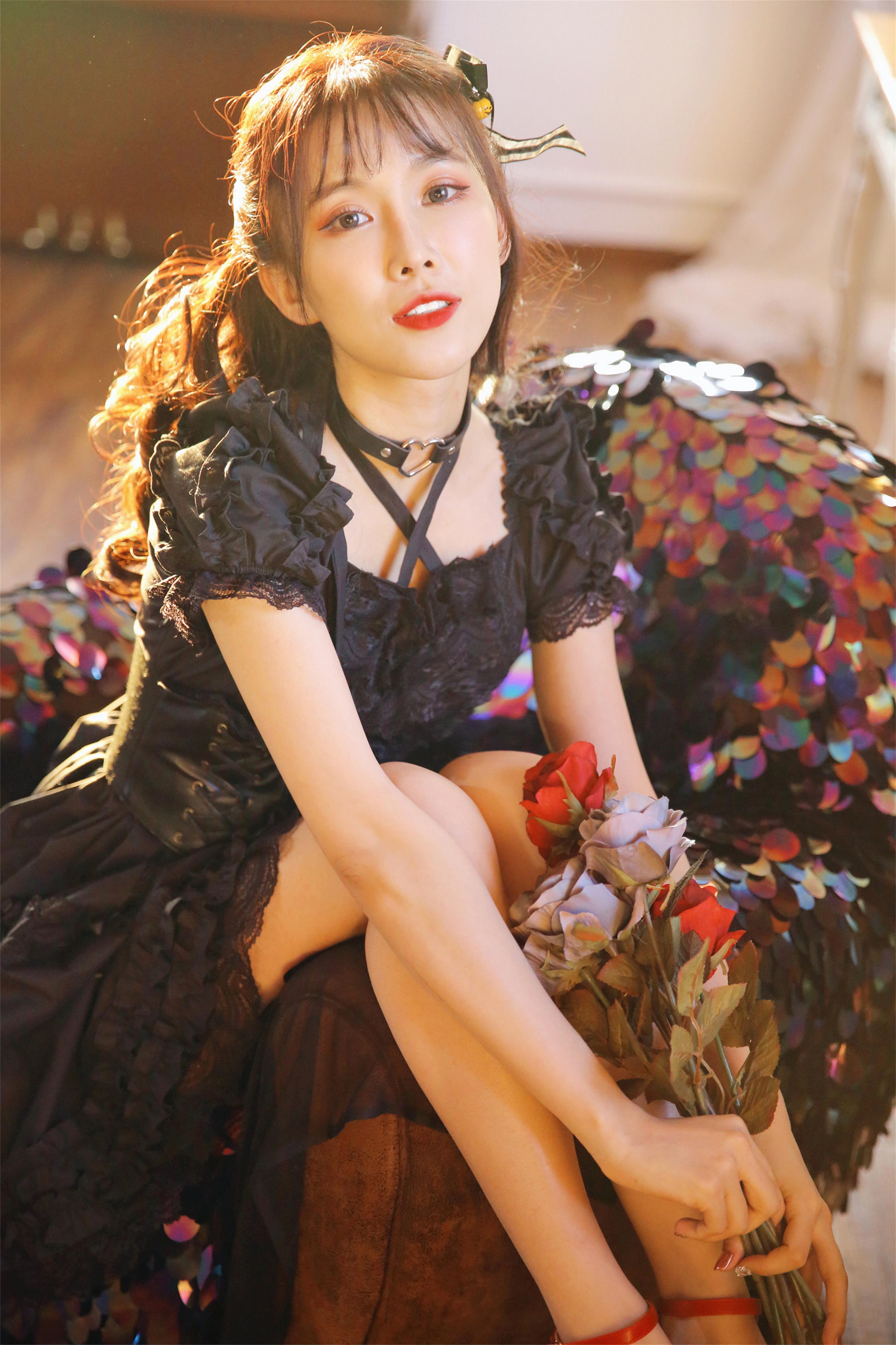 [YALAYI雅拉伊]2022.11.26 性感小妖精 黑色塑身蕾丝连衣裙复古私房写真集第4张