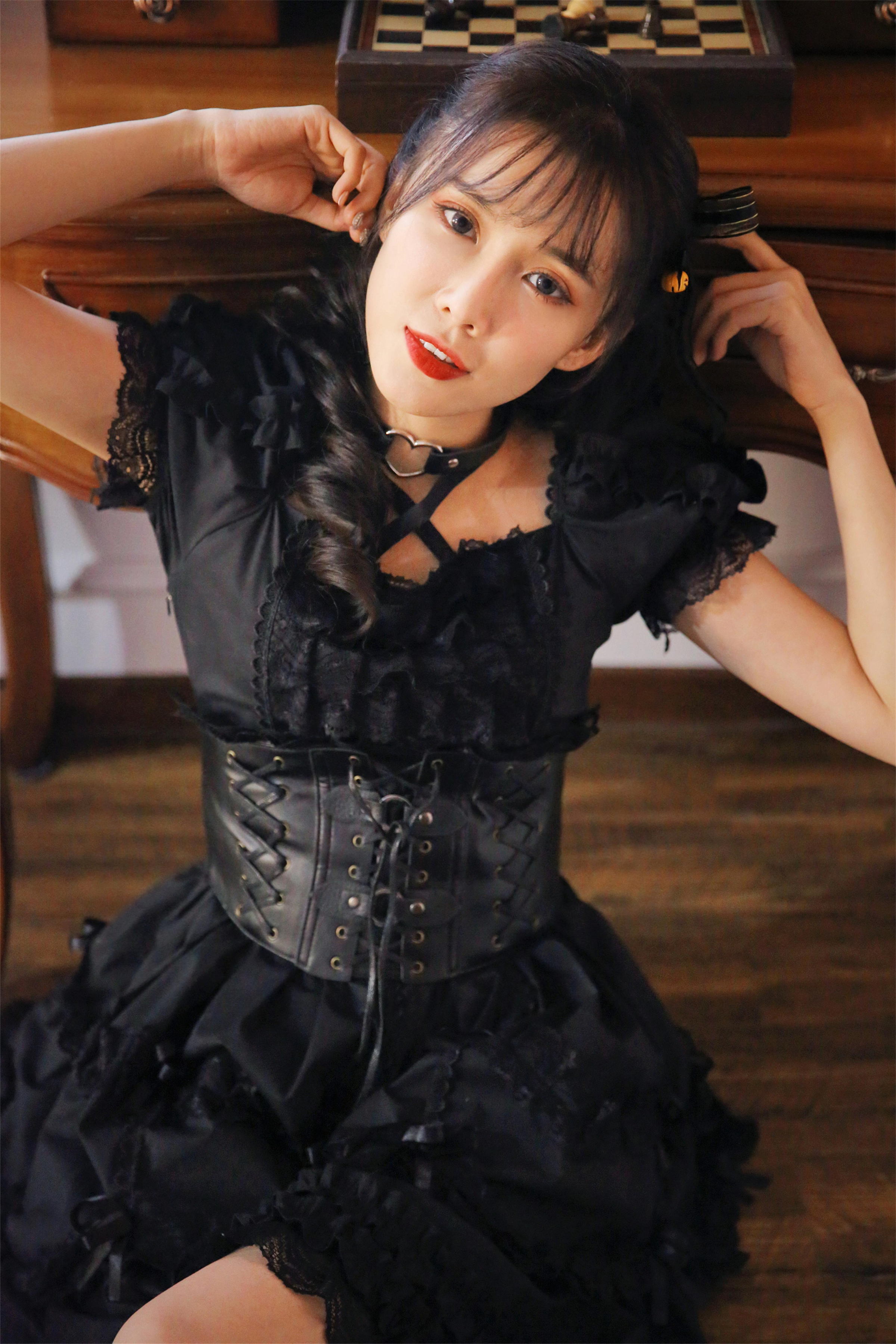 [YALAYI雅拉伊]2022.11.26 性感小妖精 黑色塑身蕾丝连衣裙复古私房写真集第13张