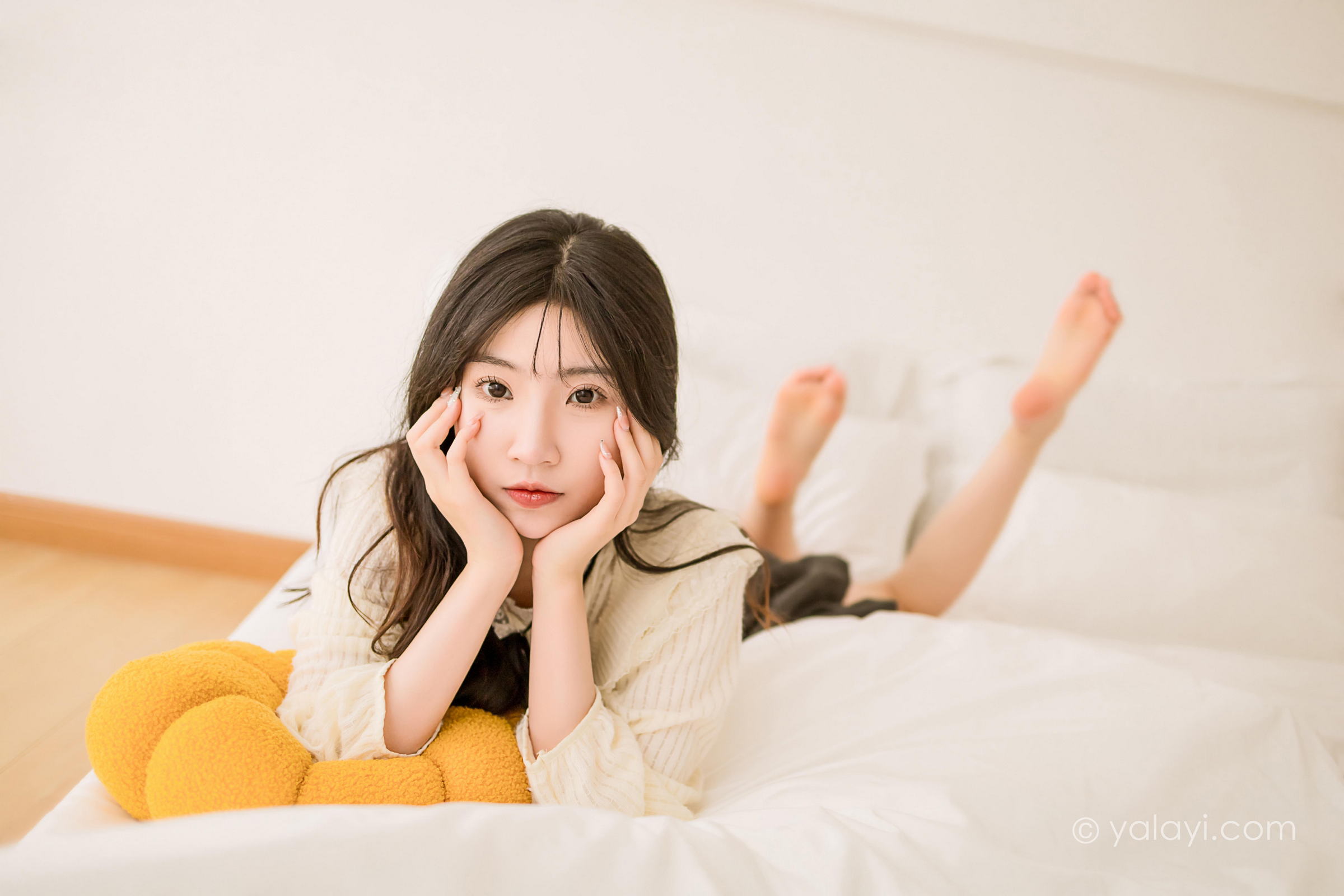 [YALAYI雅拉伊]2022.12.05 大幸福 小乔 白色镂空衬衫加灰色短裙居家清纯写真集第6张