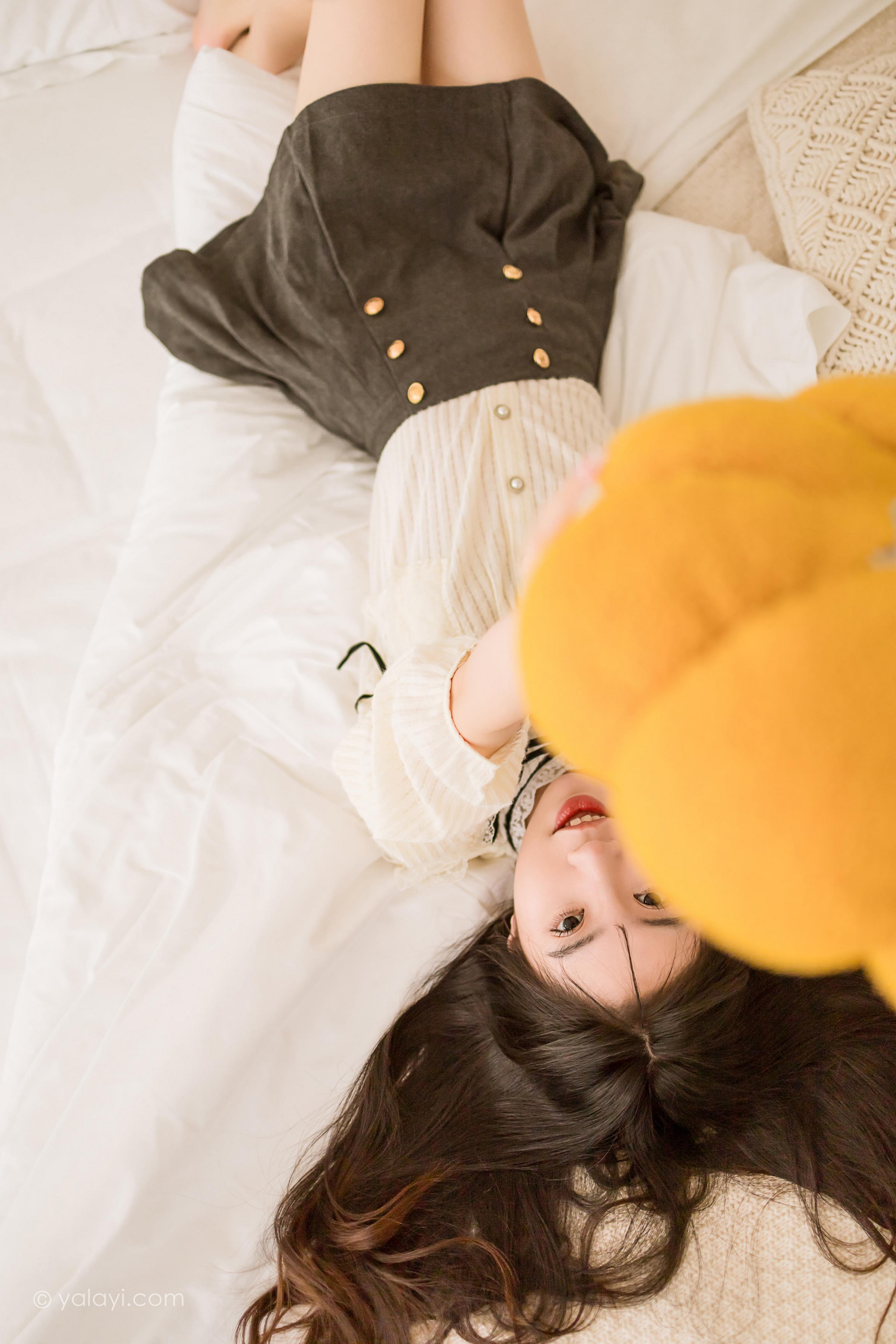 [YALAYI雅拉伊]2022.12.05 大幸福 小乔 白色镂空衬衫加灰色短裙居家清纯写真集第6张