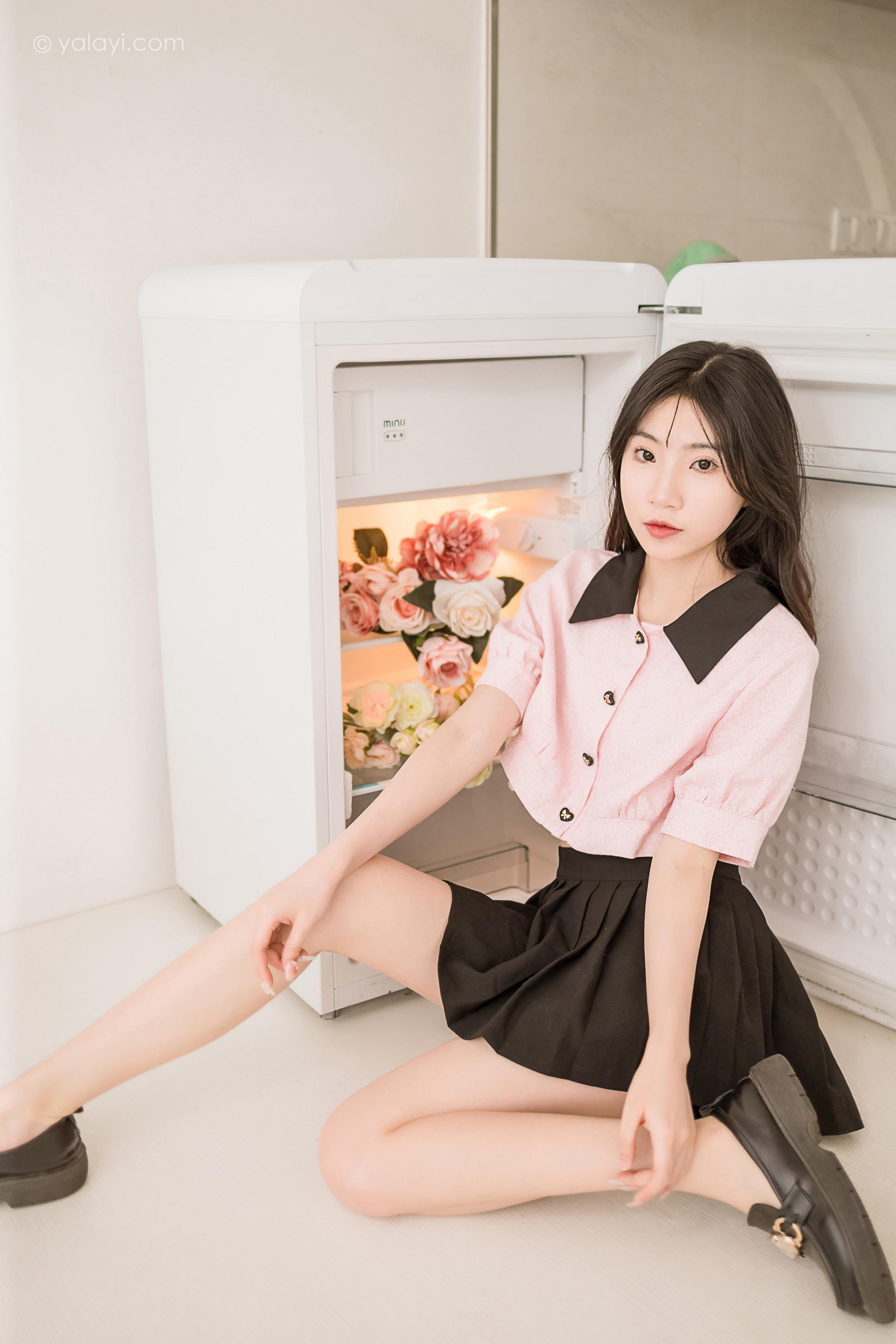 [YALAYI雅拉伊]2022.12.16 牛奶糖 小乔 粉色露腰小外套加黑色百褶短裙清纯写真集第11张