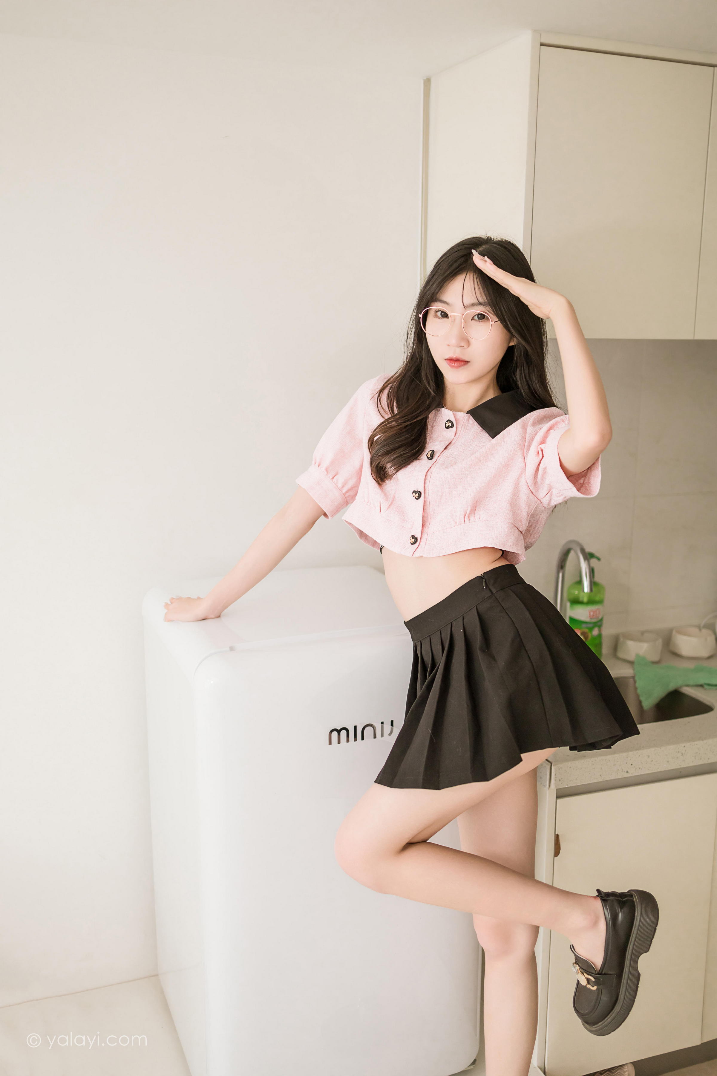 [YALAYI雅拉伊]2022.12.16 牛奶糖 小乔 粉色露腰小外套加黑色百褶短裙清纯写真集第13张