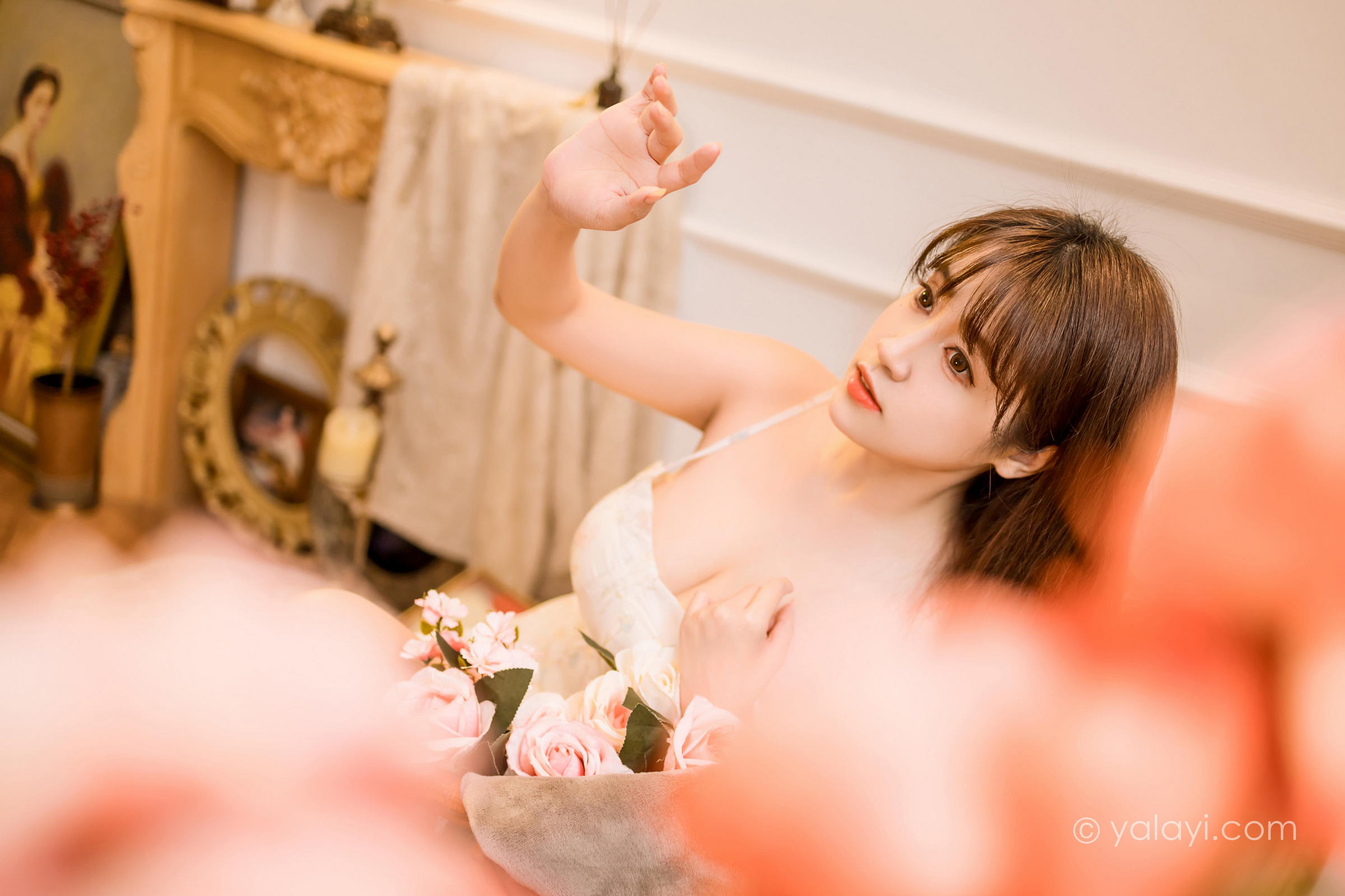 [YALAYI雅拉伊]2022.12.23 小小的世界 虞艺 白色紧身吊带连衣裙配傲人胸围性感私房写真集第3张