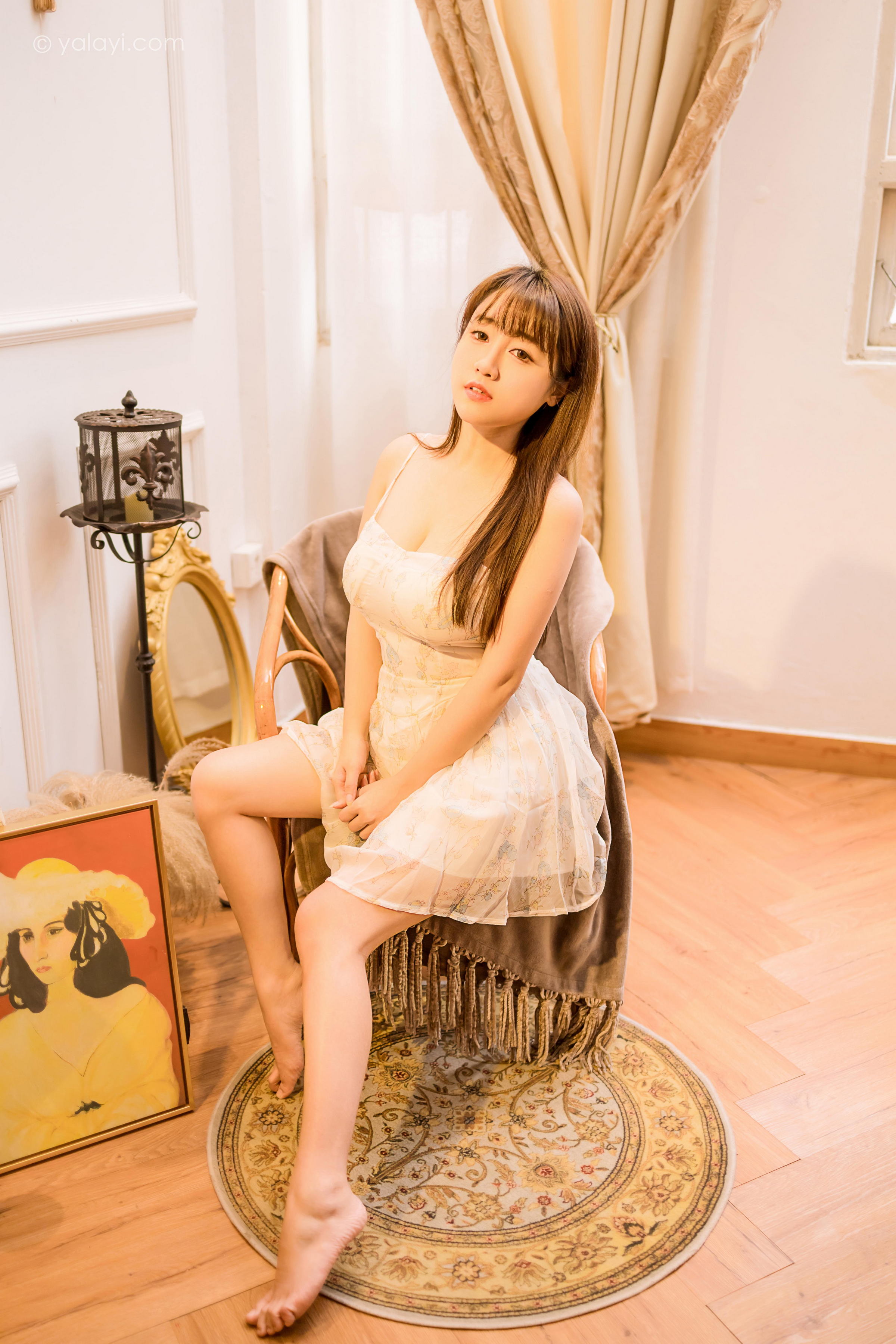 [YALAYI雅拉伊]2022.12.23 小小的世界 虞艺 白色紧身吊带连衣裙配傲人胸围性感私房写真集第1张