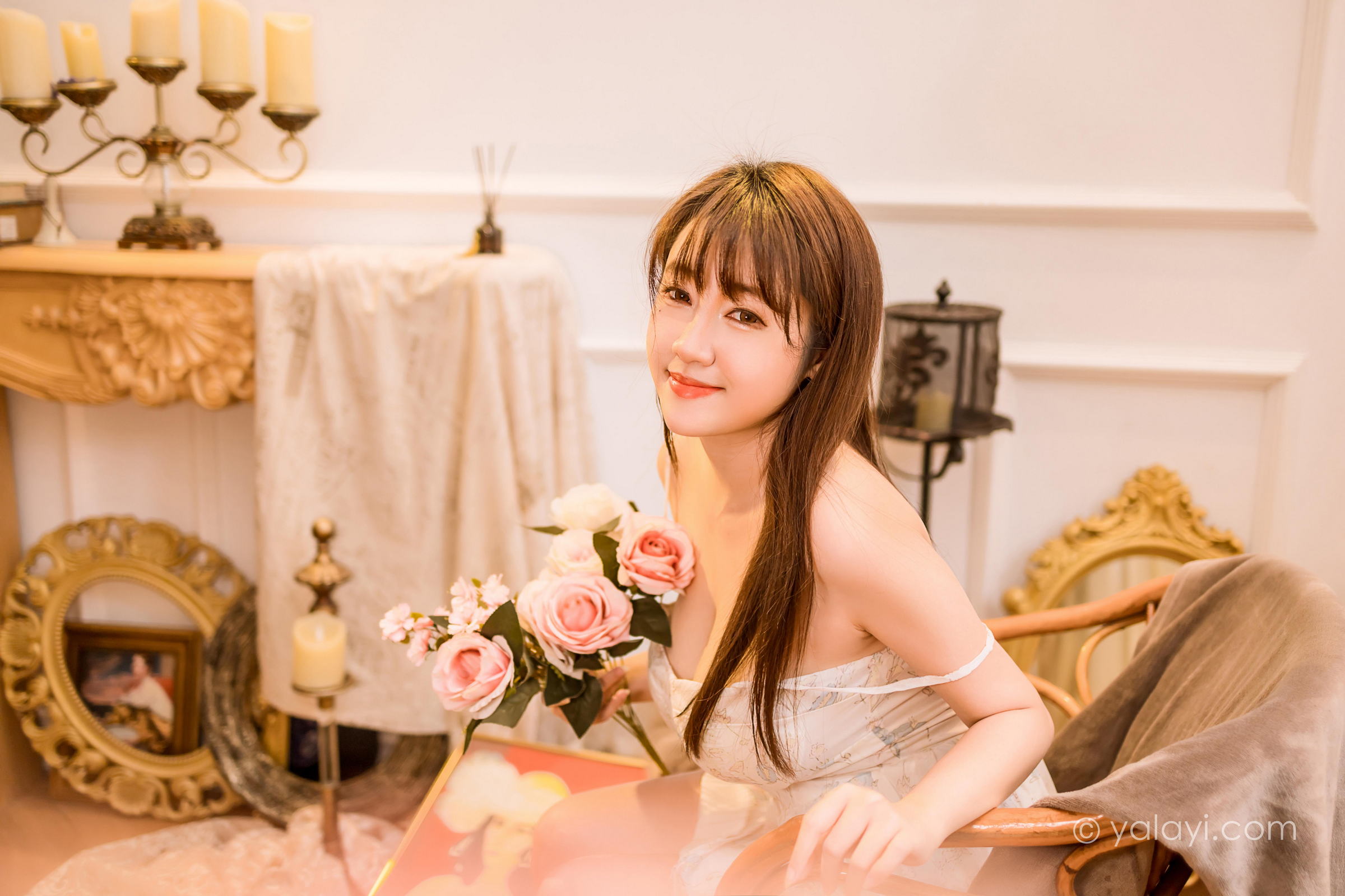 [YALAYI雅拉伊]2022.12.23 小小的世界 虞艺 白色紧身吊带连衣裙配傲人胸围性感私房写真集第4张