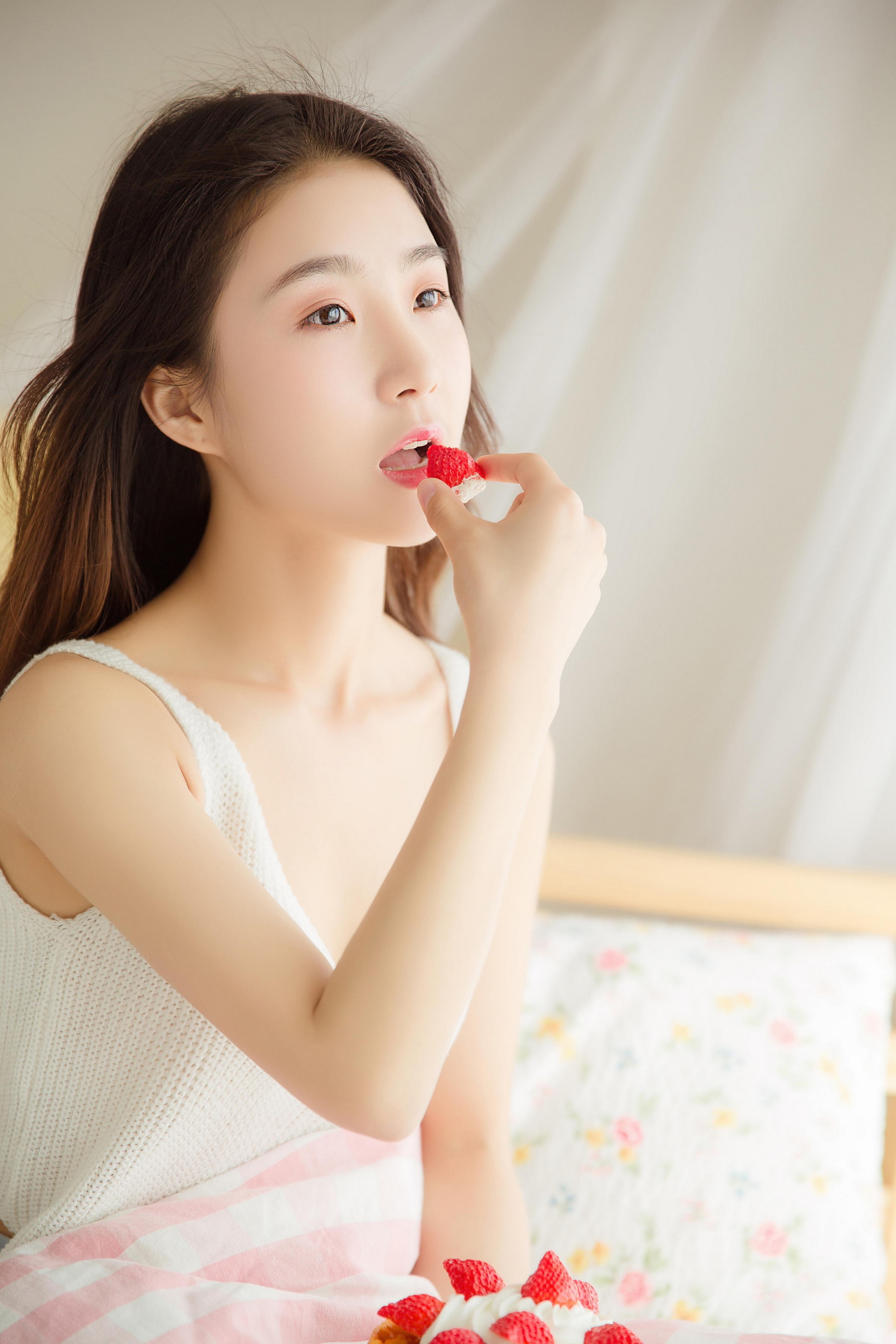 [YALAYI雅拉伊]2022.12.26 如影相随 清纯少女 灰色高中女生制服与白色小背心加安全短裤私房写真集第3张