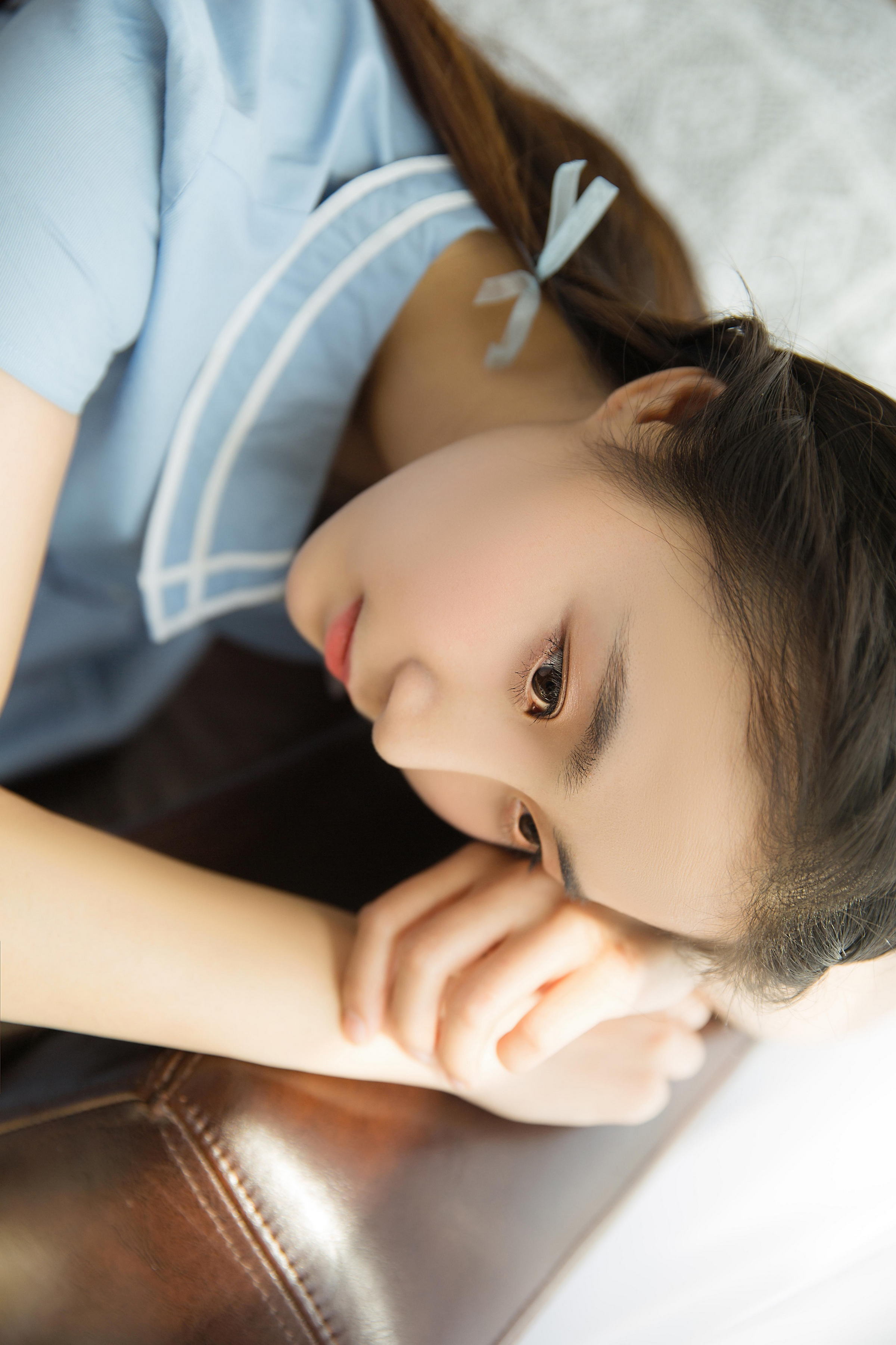 [YALAYI雅拉伊]2022.12.26 如影相随 清纯少女 灰色高中女生制服与白色小背心加安全短裤私房写真集第4张