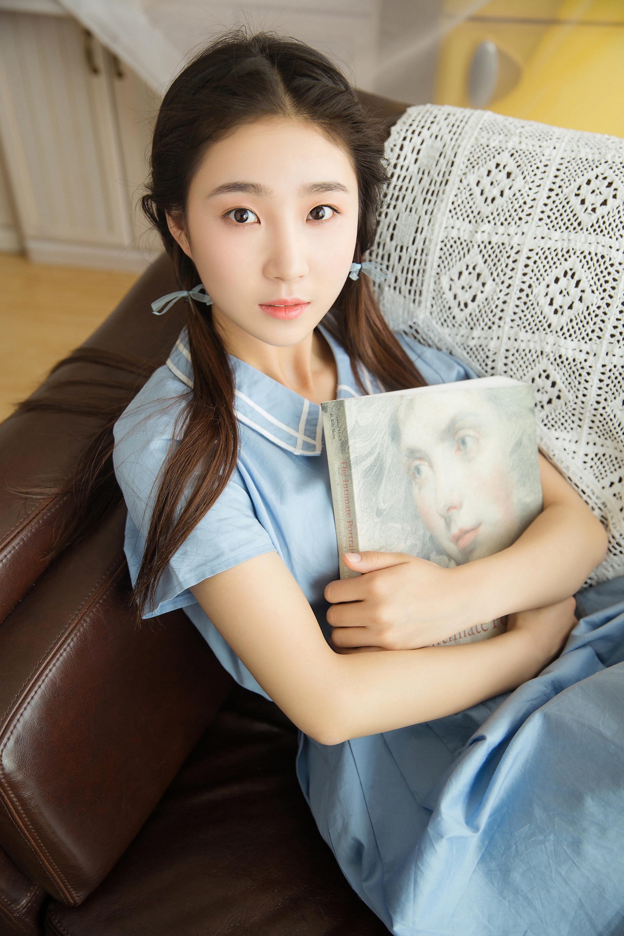 [YALAYI雅拉伊]2022.12.26 如影相随 清纯少女 灰色高中女生制服与白色小背心加安全短裤私房写真集第11张