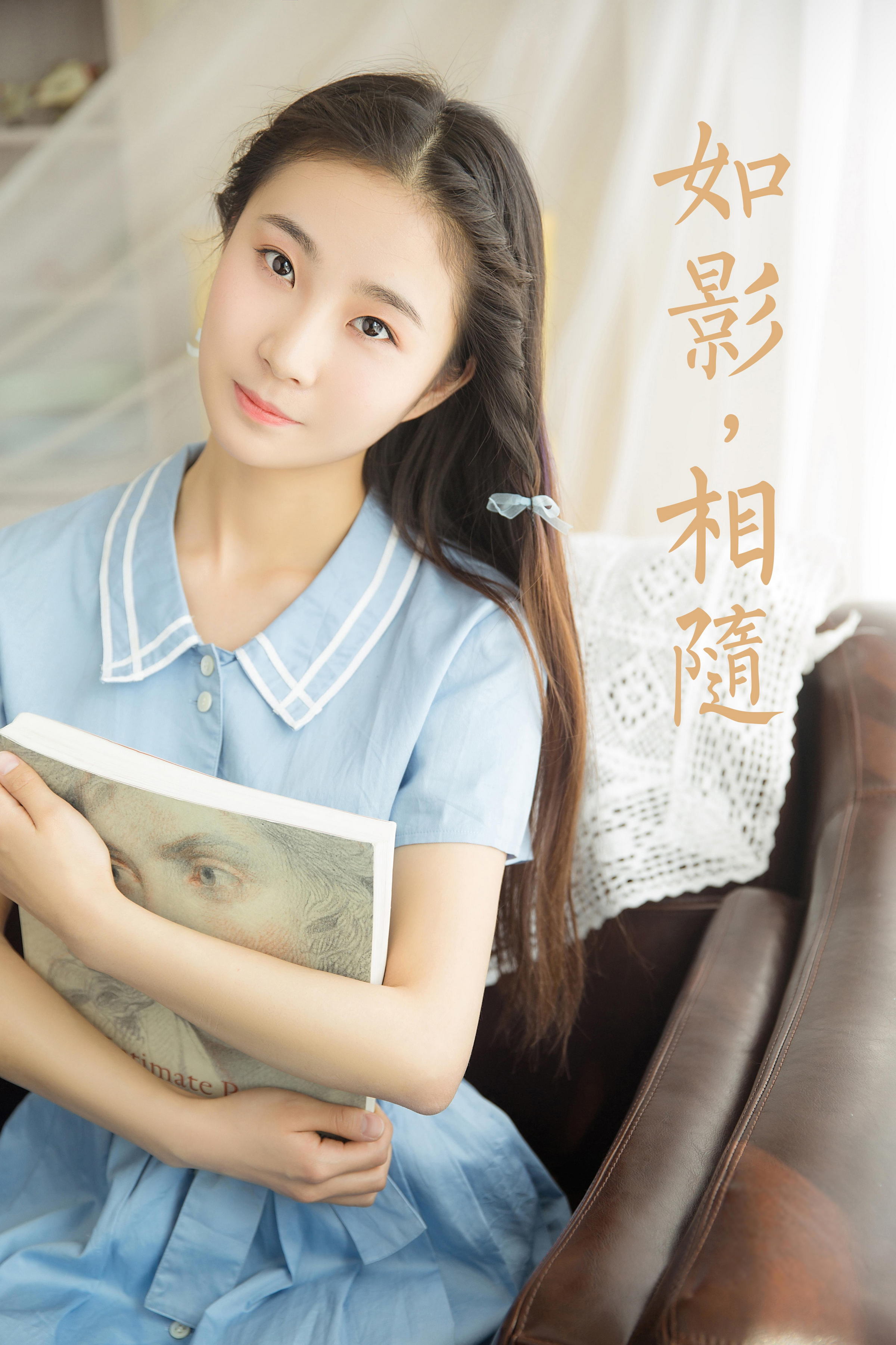 [YALAYI雅拉伊]2022.12.26 如影相随 清纯少女 灰色高中女生制服与白色小背心加安全短裤私房写真集第13张