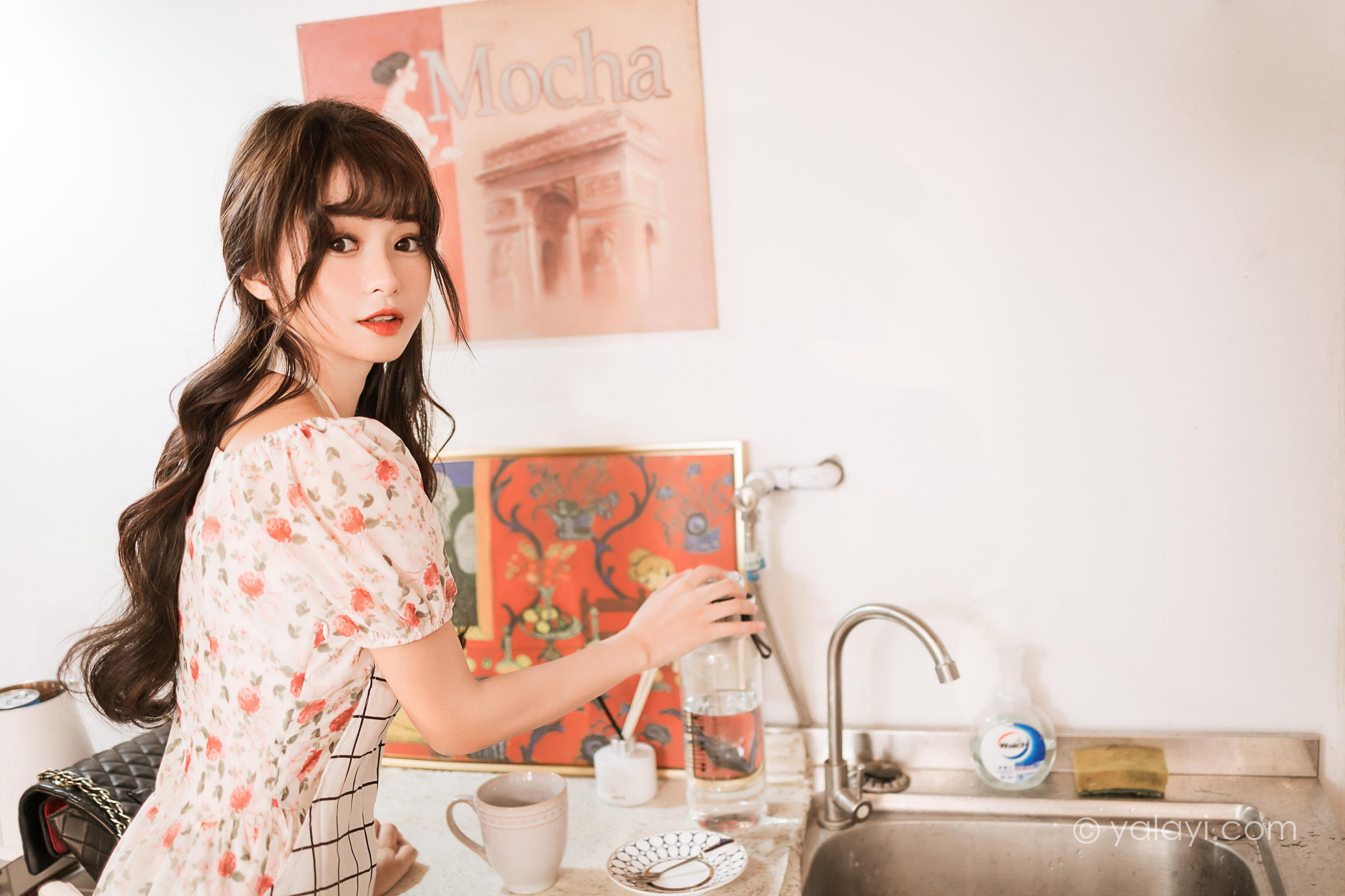 [YALAYI雅拉伊]2022.12.30 第一眼就喜欢上你 小亭 白色围裙加粉色碎花连衣裙居家清纯写真集第4张