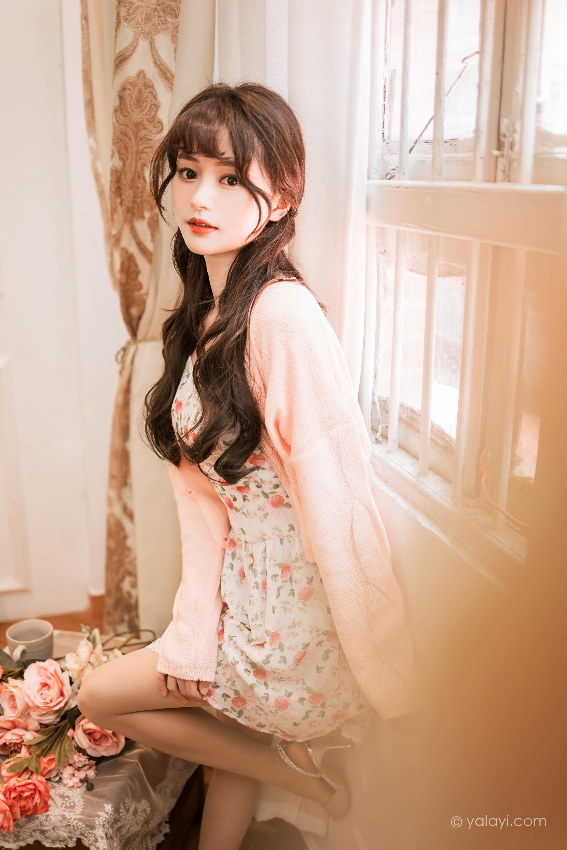[YALAYI雅拉伊]2022.12.30 第一眼就喜欢上你 小亭 白色围裙加粉色碎花连衣裙居家清纯写真集第5张
