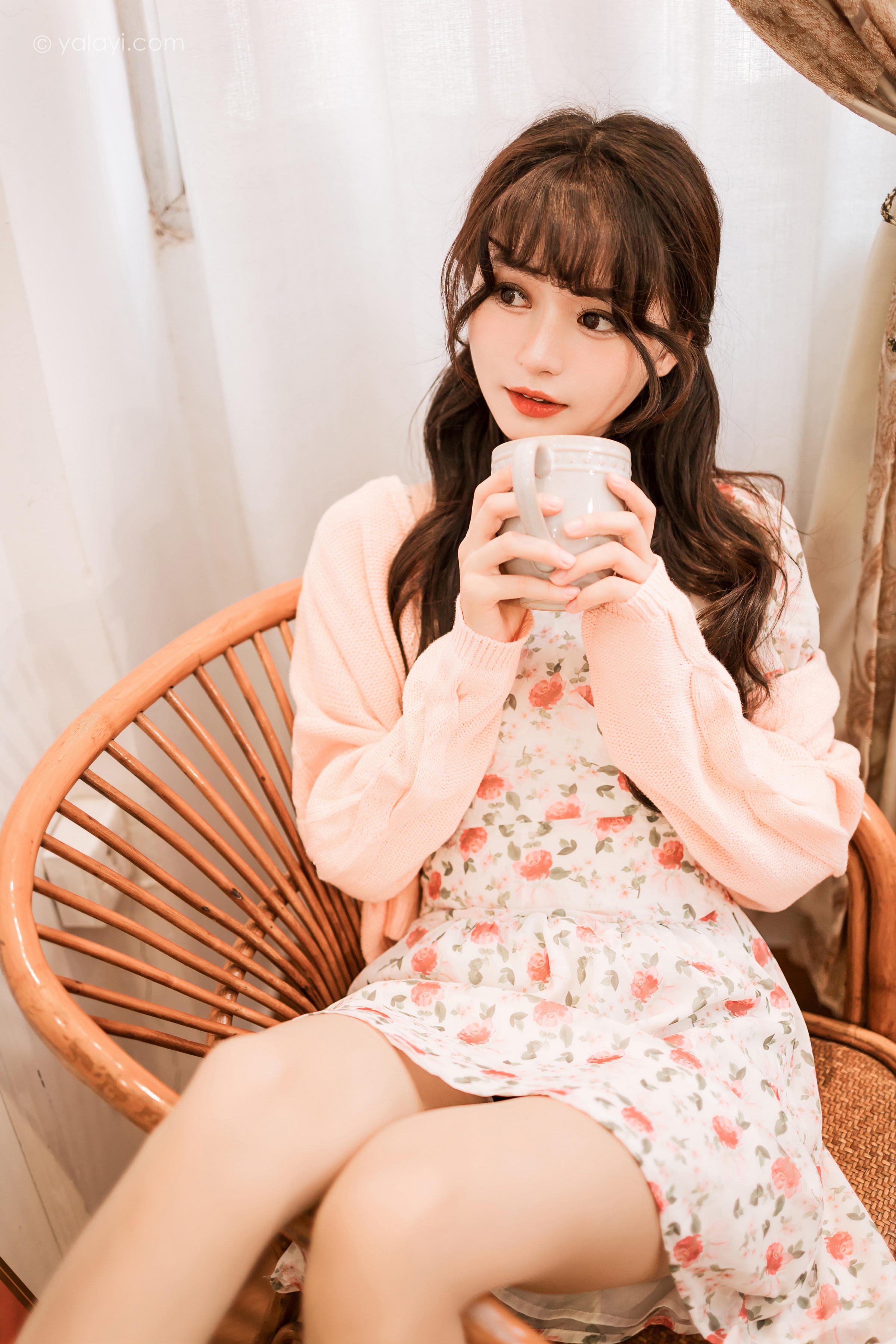 [YALAYI雅拉伊]2022.12.30 第一眼就喜欢上你 小亭 白色围裙加粉色碎花连衣裙居家清纯写真集第6张