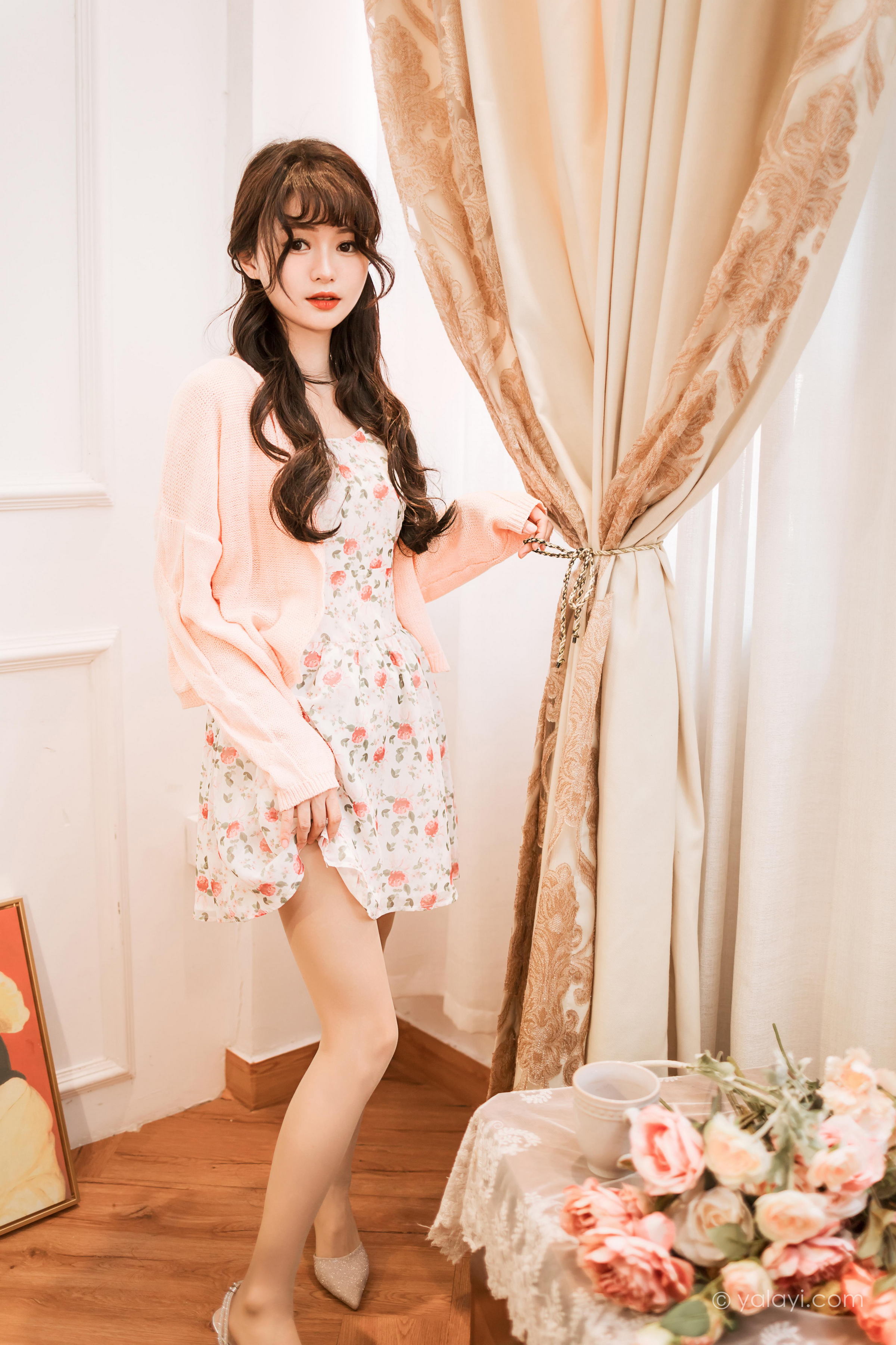 [YALAYI雅拉伊]2022.12.30 第一眼就喜欢上你 小亭 白色围裙加粉色碎花连衣裙居家清纯写真集第7张