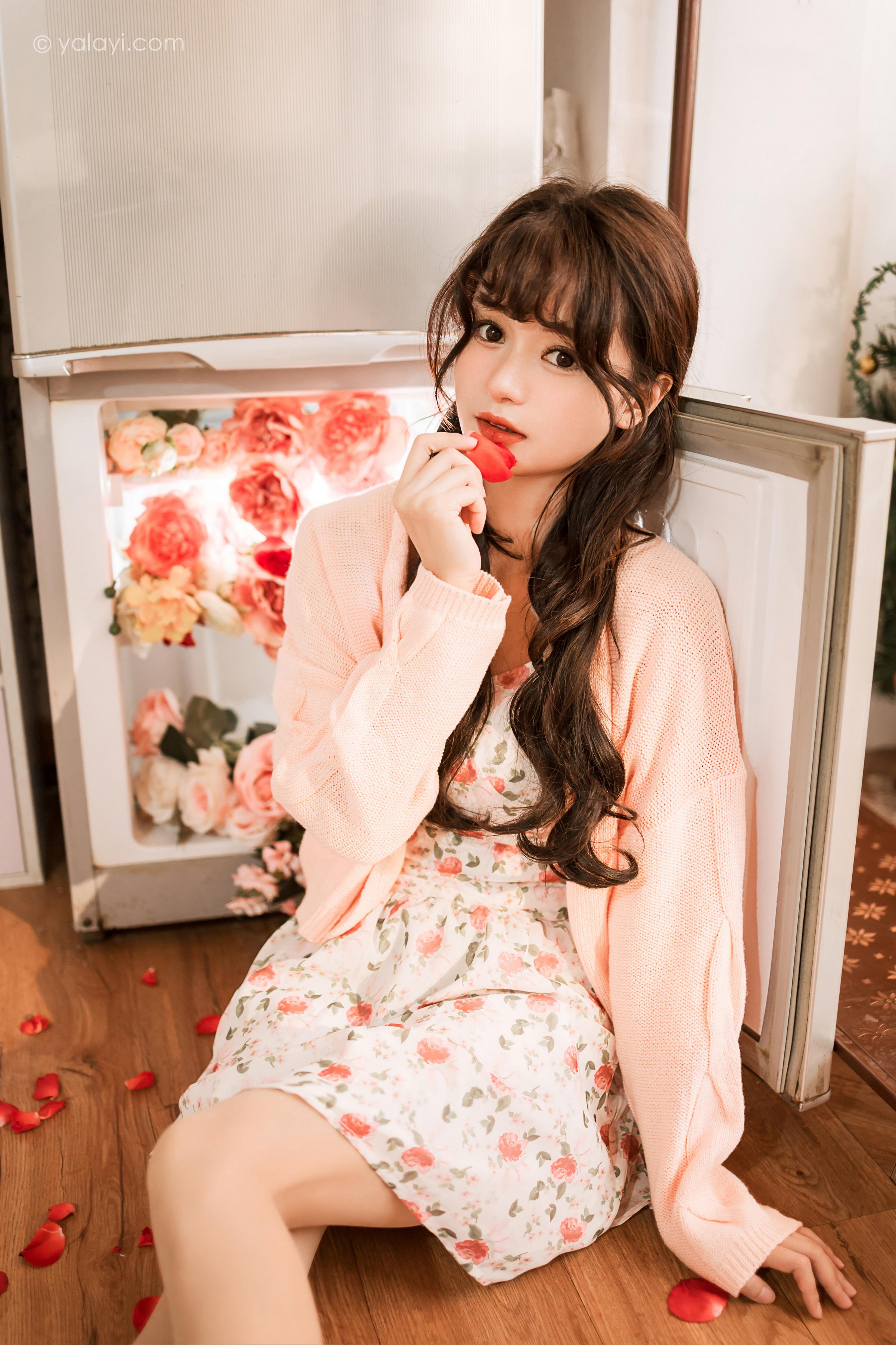 [YALAYI雅拉伊]2022.12.30 第一眼就喜欢上你 小亭 白色围裙加粉色碎花连衣裙居家清纯写真集第13张