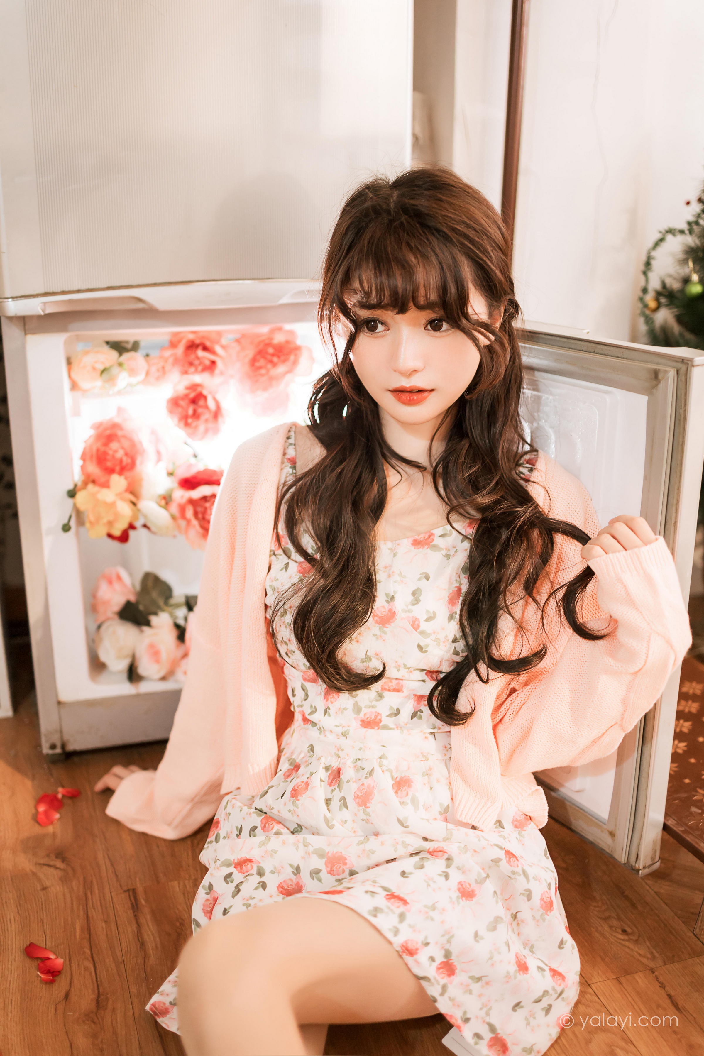 [YALAYI雅拉伊]2022.12.30 第一眼就喜欢上你 小亭 白色围裙加粉色碎花连衣裙居家清纯写真集第14张