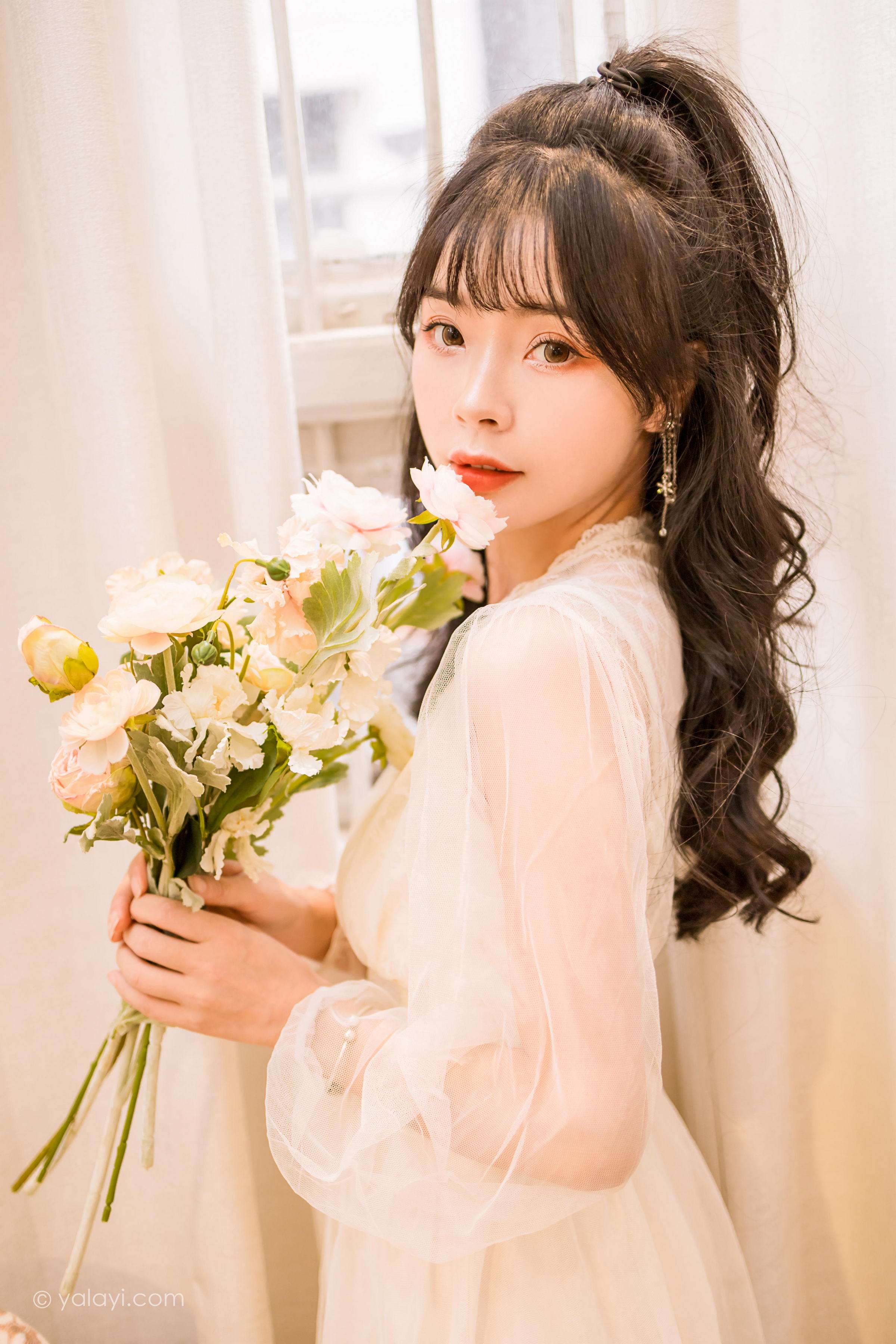 [YALAYI雅拉伊]2022.12.30 梦蝶 程小蝶 白色透视披肩加吊带蕾丝连衣裙清纯写真集第7张