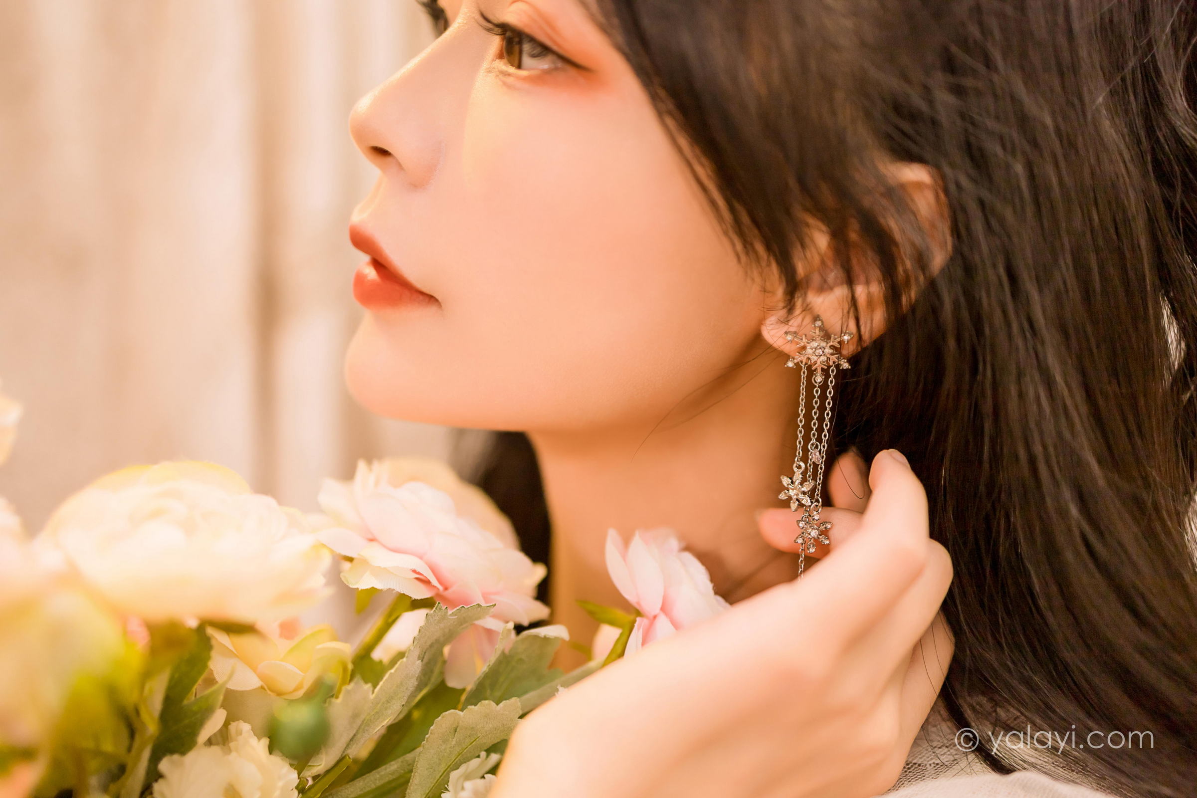 [YALAYI雅拉伊]2022.12.30 梦蝶 程小蝶 白色透视披肩加吊带蕾丝连衣裙清纯写真集第12张