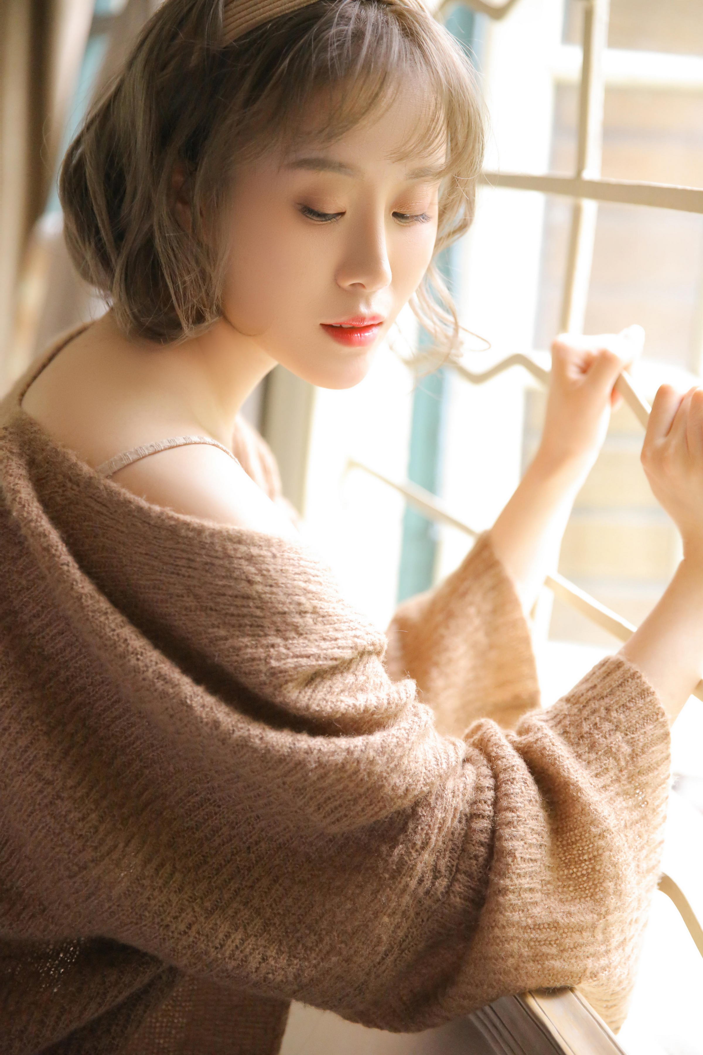 [YALAYI雅拉伊]2022.12.30 千里之外 新婚少妇 棕色披肩加米色吊带连衣裙居家清纯写真集第2张