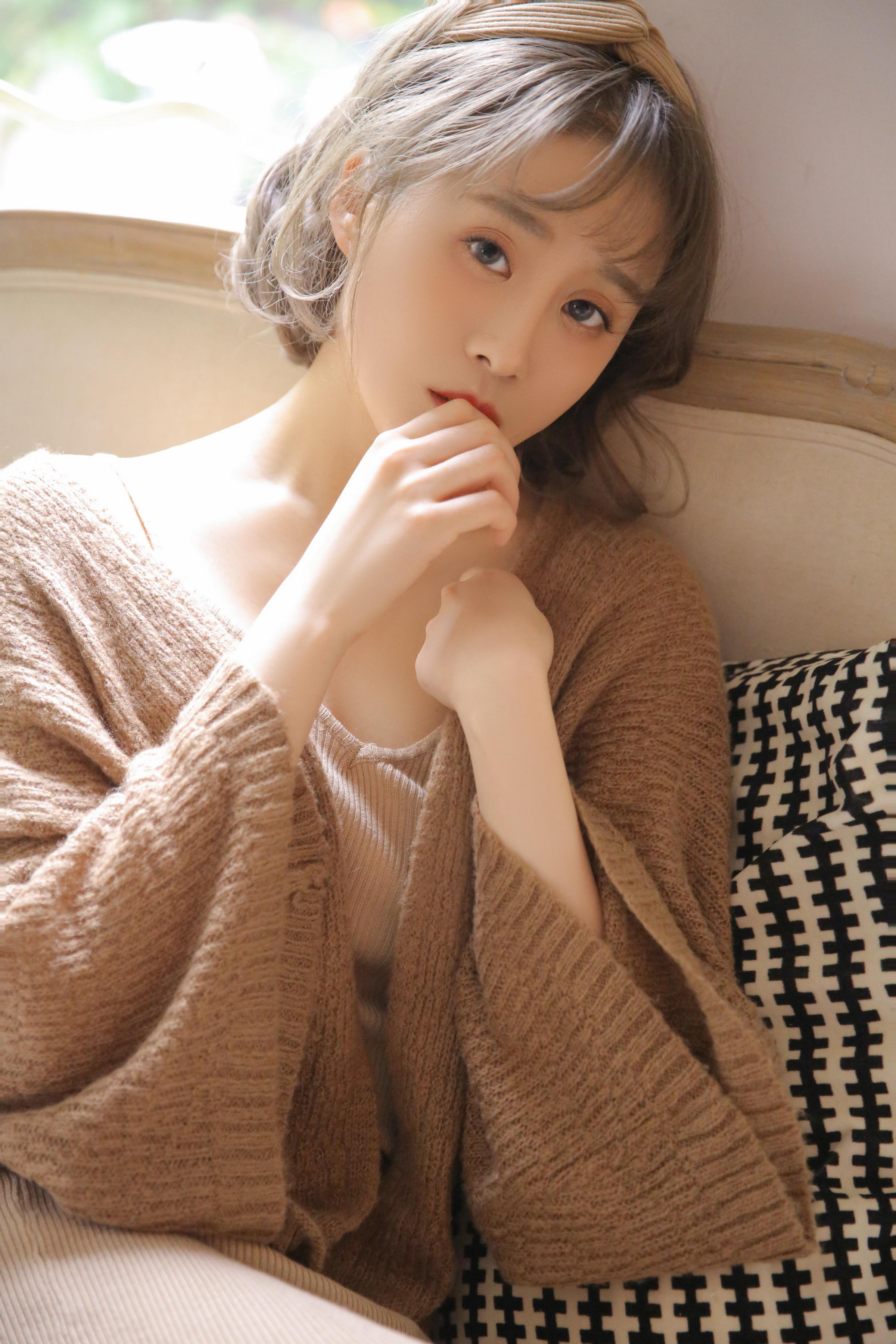 [YALAYI雅拉伊]2022.12.30 千里之外 新婚少妇 棕色披肩加米色吊带连衣裙居家清纯写真集第5张