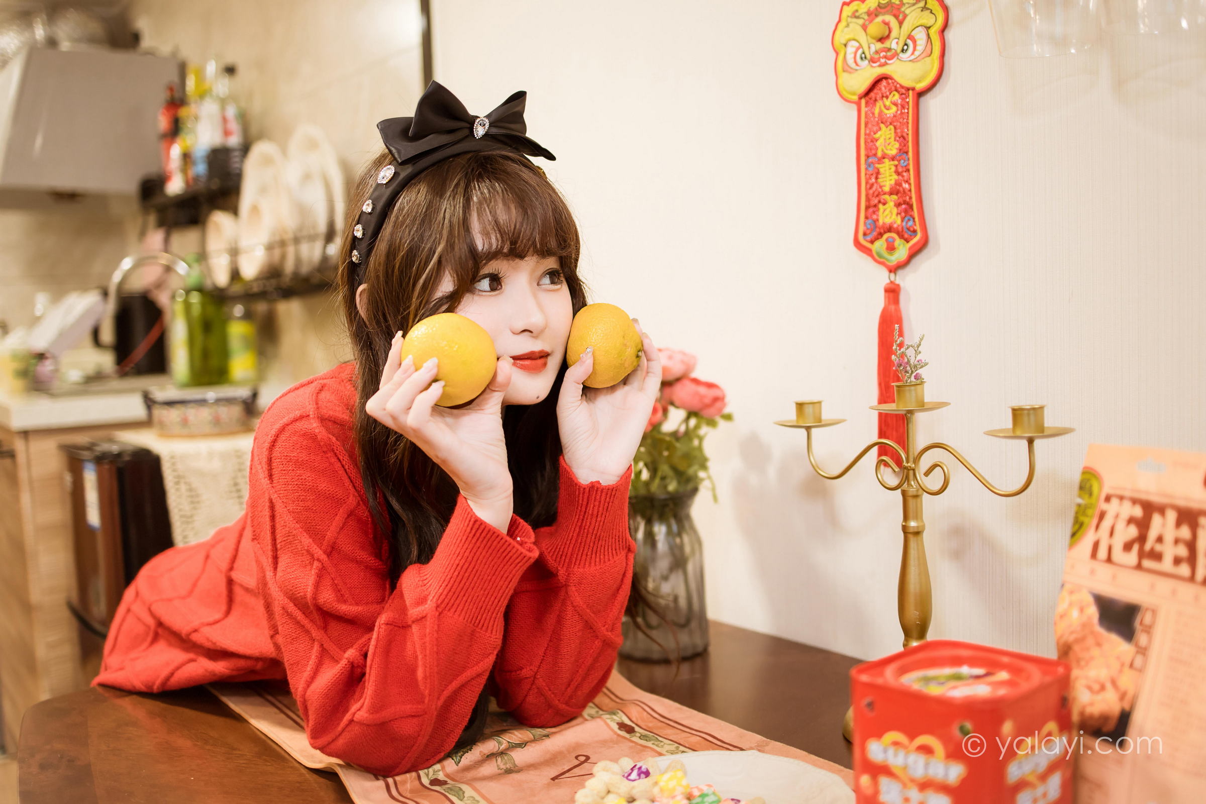 [YALAYI雅拉伊]2023.01.19 穿上你送的红毛衣 小亭 黑丝美腿居家性感写真集第4张