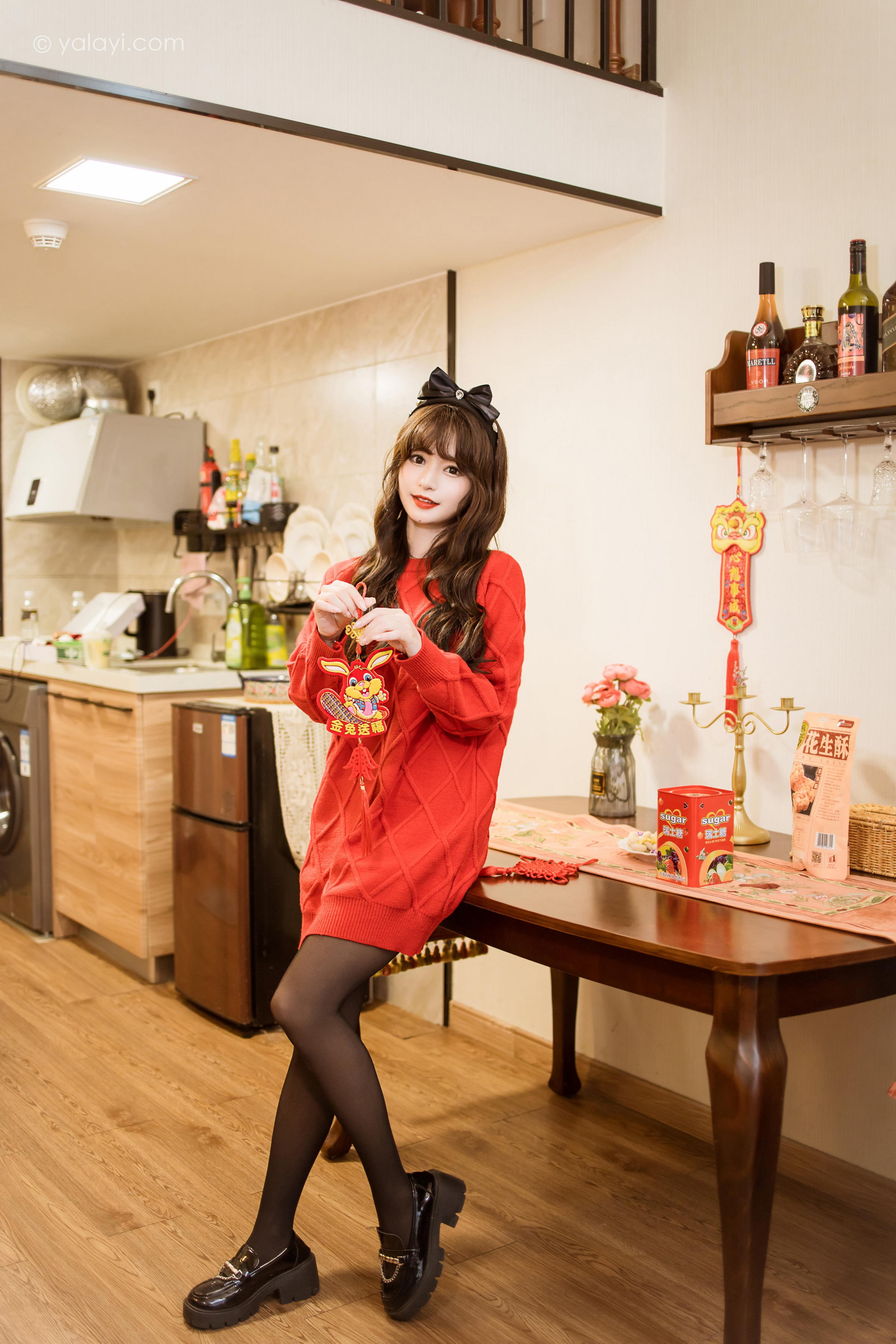 [YALAYI雅拉伊]2023.01.19 穿上你送的红毛衣 小亭 黑丝美腿居家性感写真集第6张