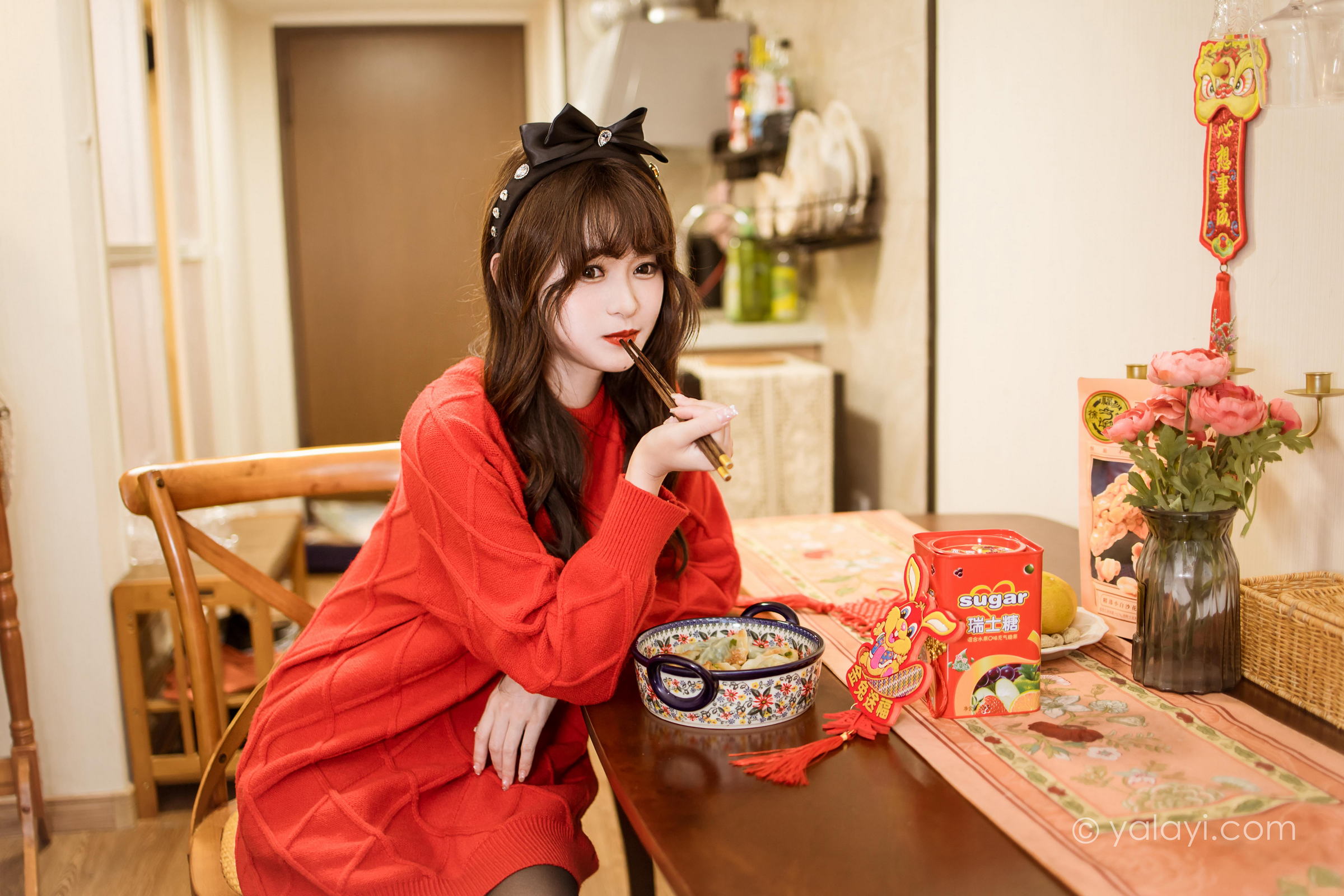 [YALAYI雅拉伊]2023.01.19 穿上你送的红毛衣 小亭 黑丝美腿居家性感写真集第11张