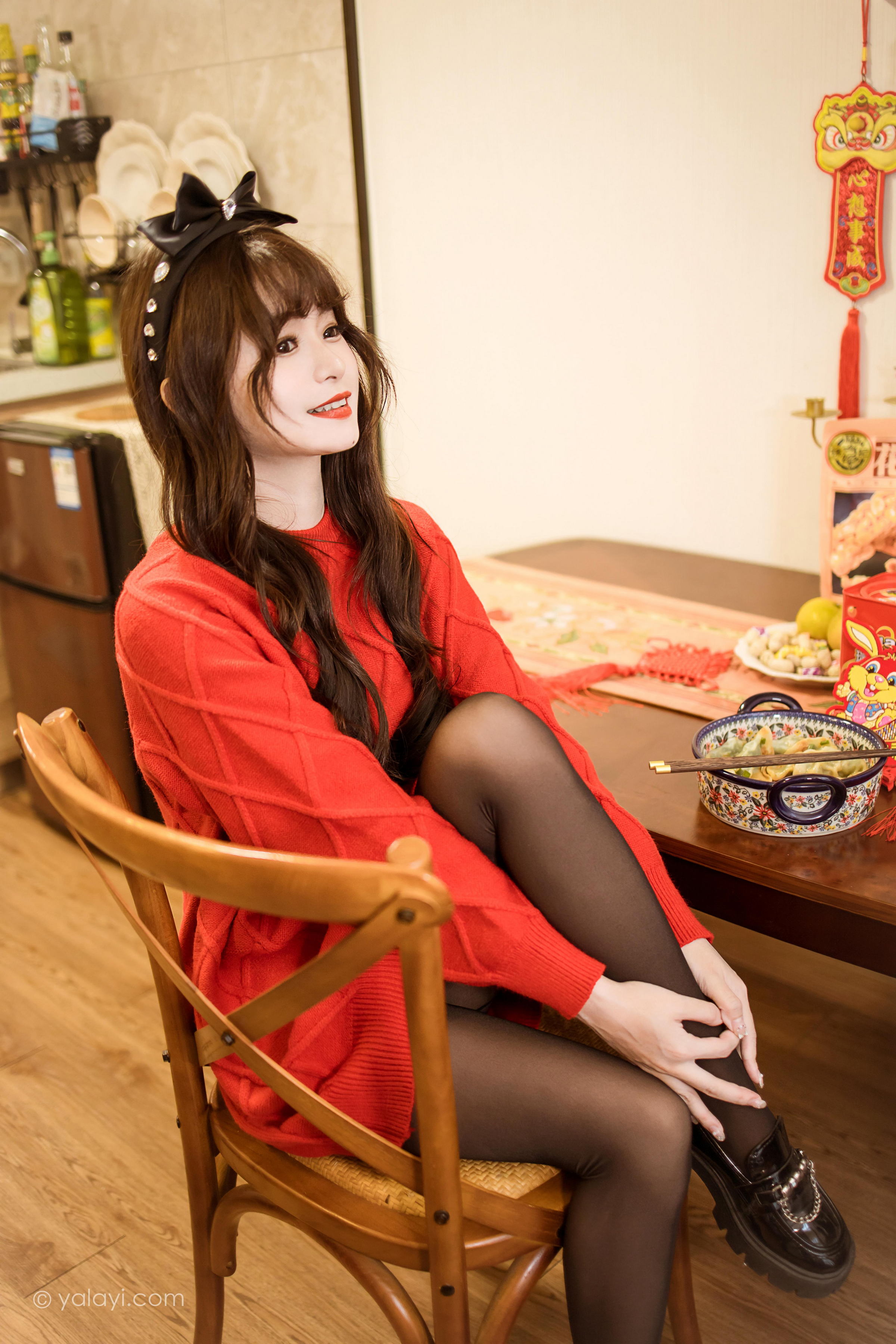 [YALAYI雅拉伊]2023.01.19 穿上你送的红毛衣 小亭 黑丝美腿居家性感写真集第14张