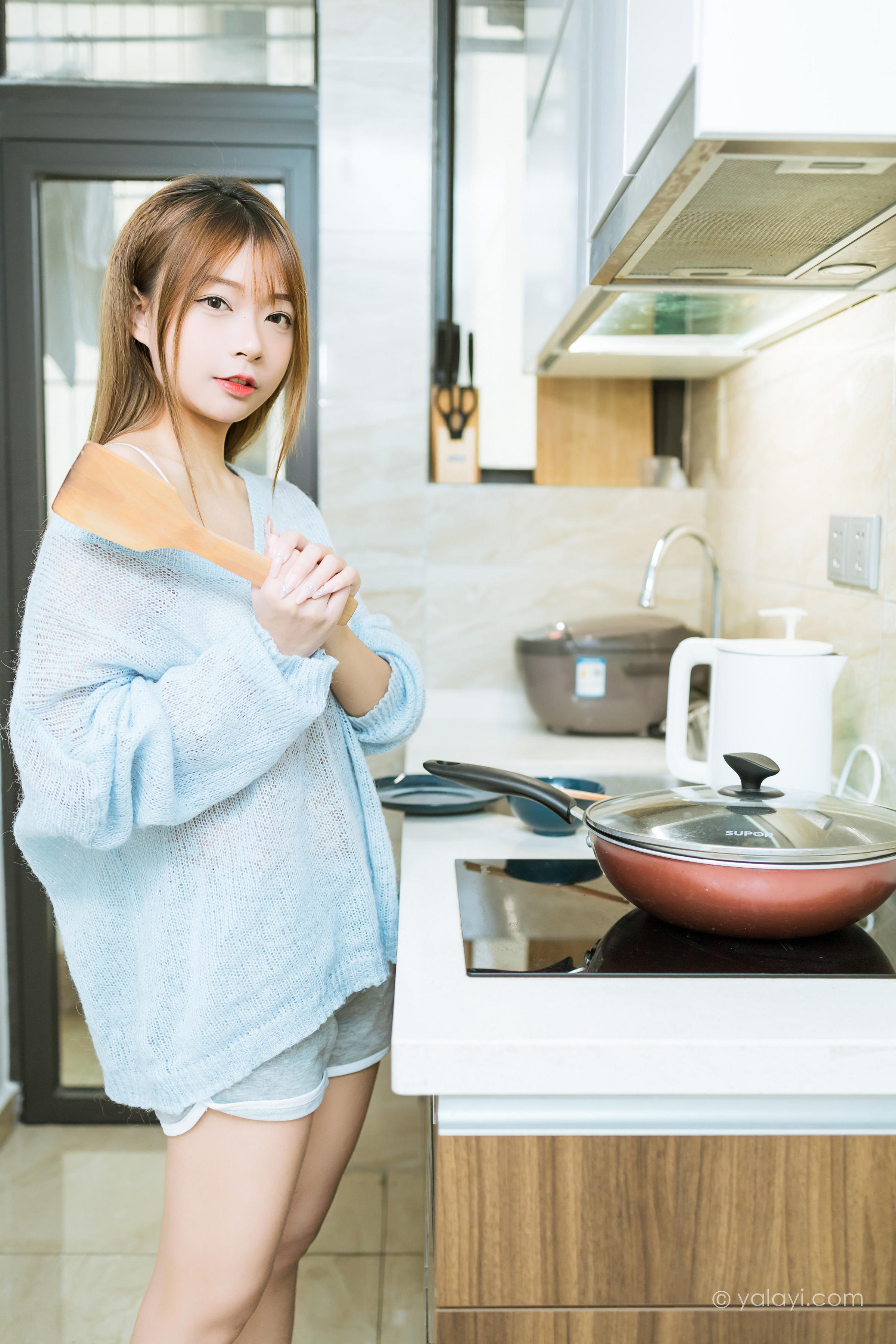 [YALAYI雅拉伊]2023.01.30 家有女友 阿禾 淡蓝色镂空毛衣加白色内衣性感写真集第9张