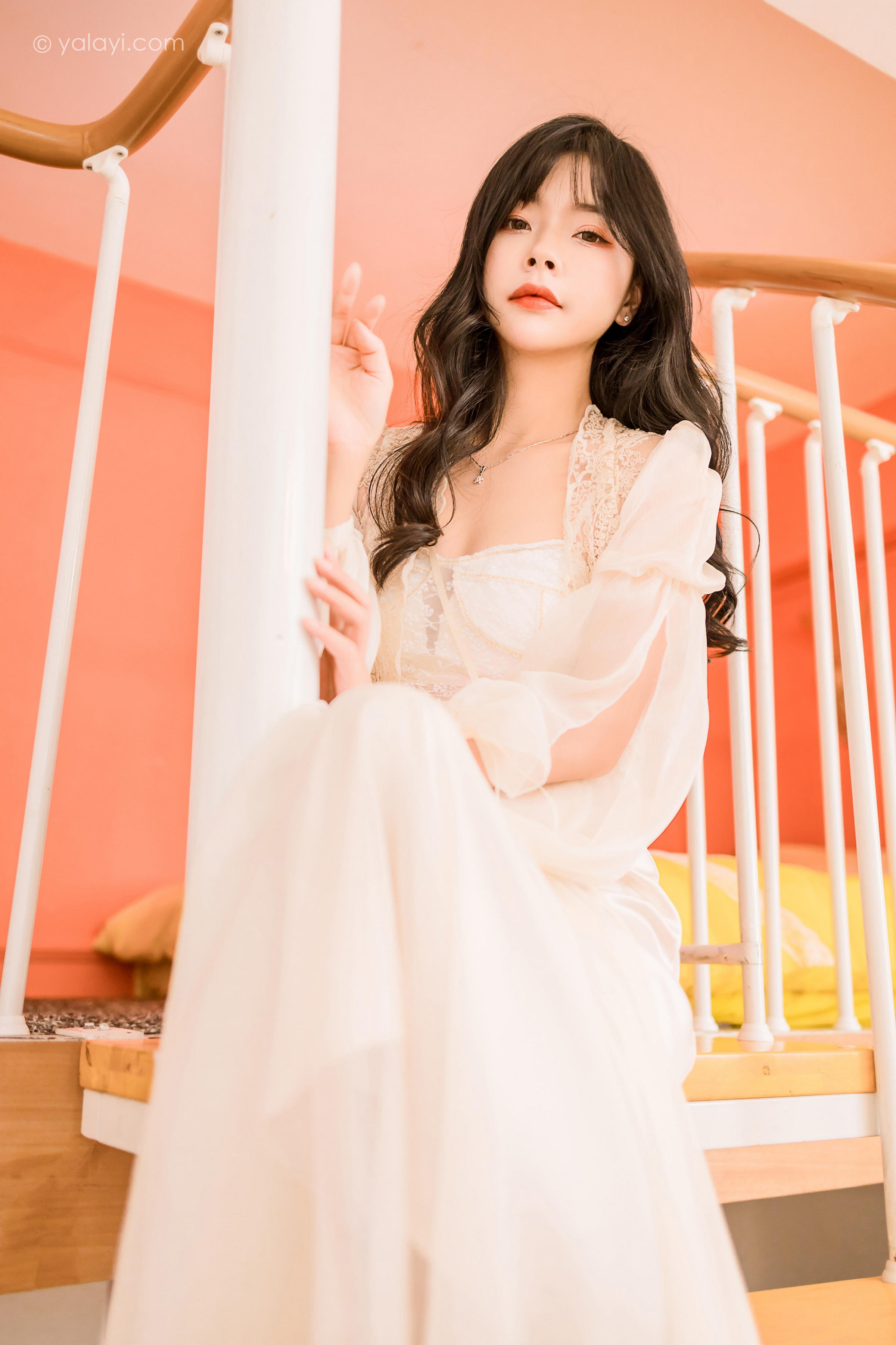 [YALAYI雅拉伊]2023.02.04 香浓的诱惑 程小蝶 白色透视披肩裙加蕾丝抹胸连衣裙性感写真集第3张