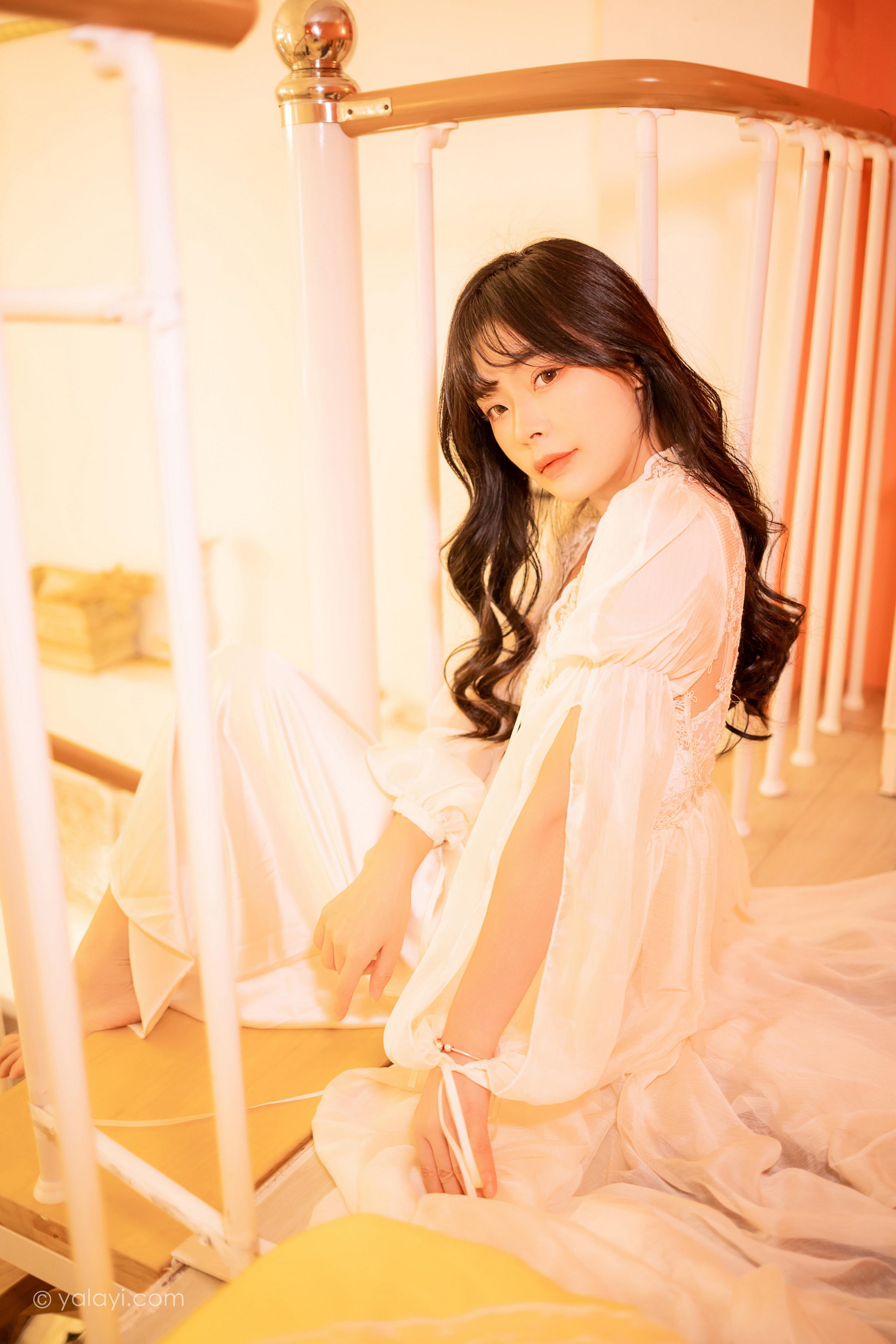 [YALAYI雅拉伊]2023.02.04 香浓的诱惑 程小蝶 白色透视披肩裙加蕾丝抹胸连衣裙性感写真集第12张