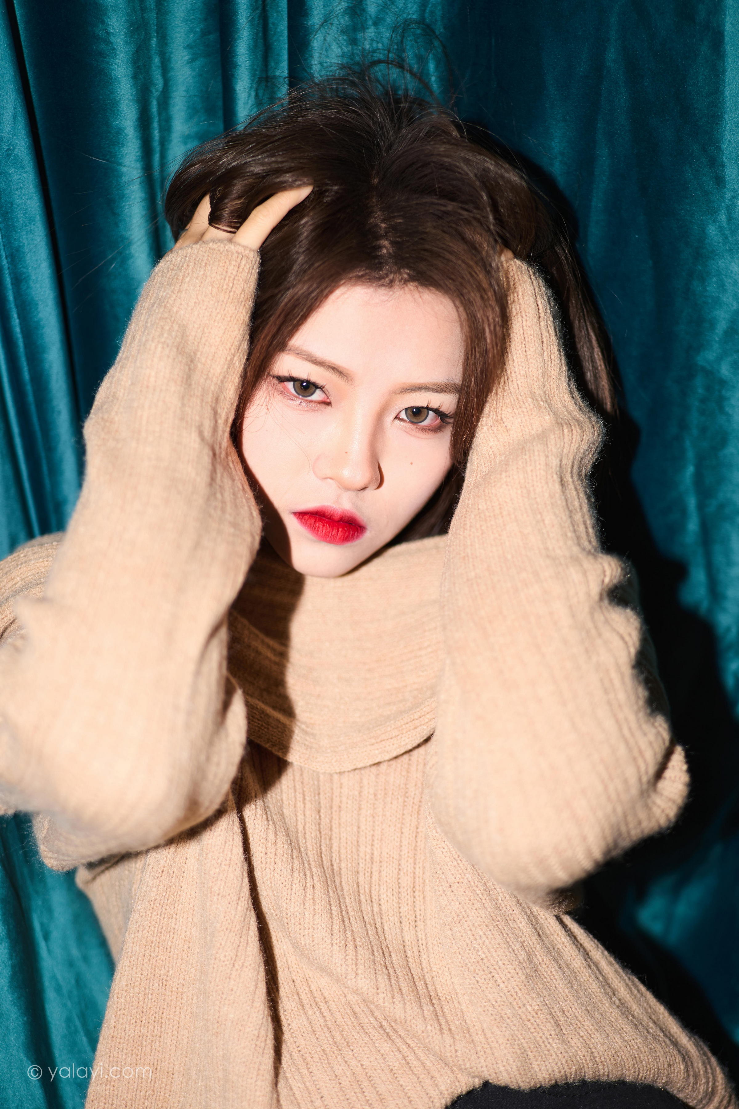 [YALAYI雅拉伊]2023.02.06 曼妙的身姿 悦儿 米色抹胸裙加黑色短裤性感私房写真集第14张