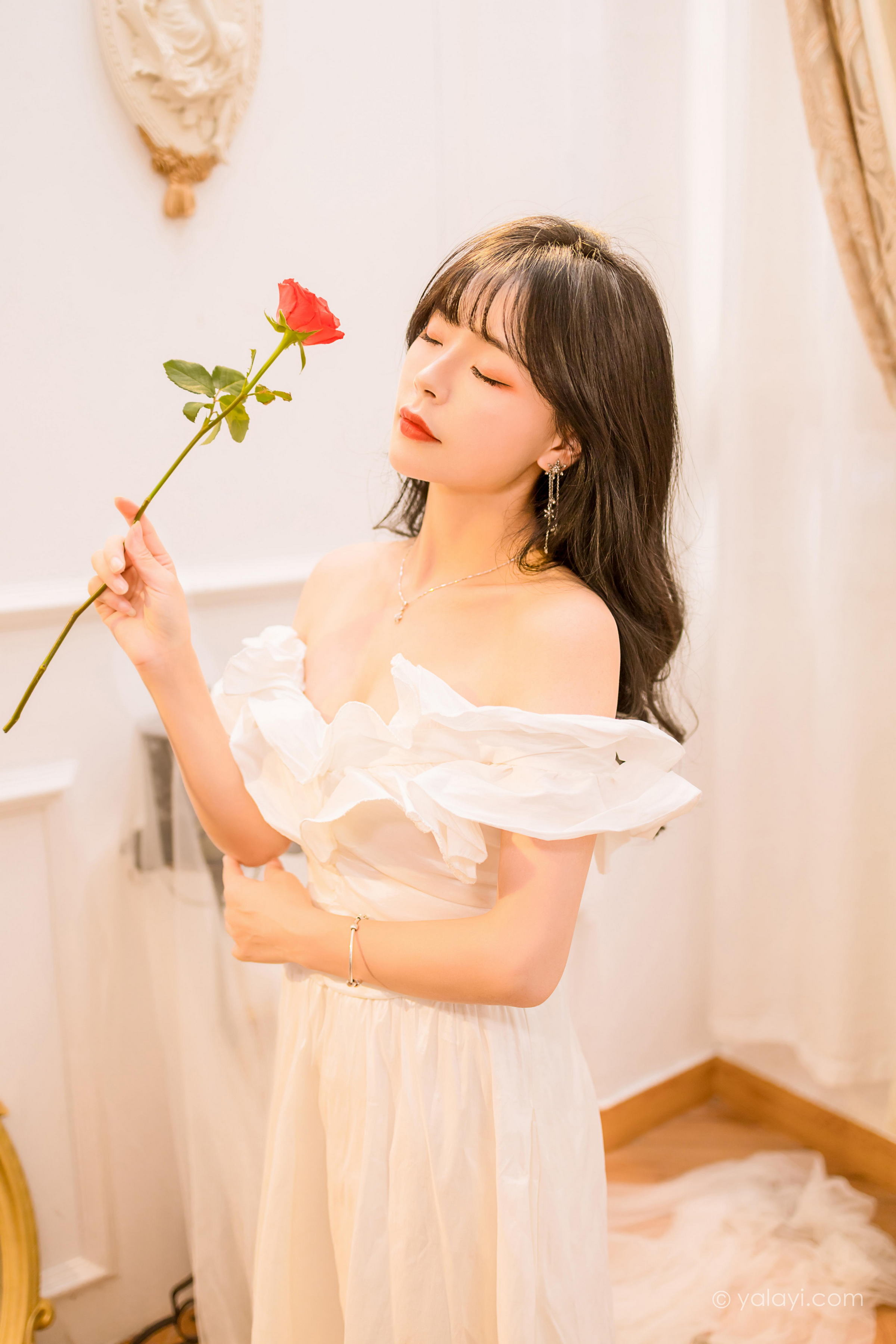 [YALAYI雅拉伊]2023.02.17 你是我的情人 程小蝶 白色抹胸连衣裙居家性感写真集第1张