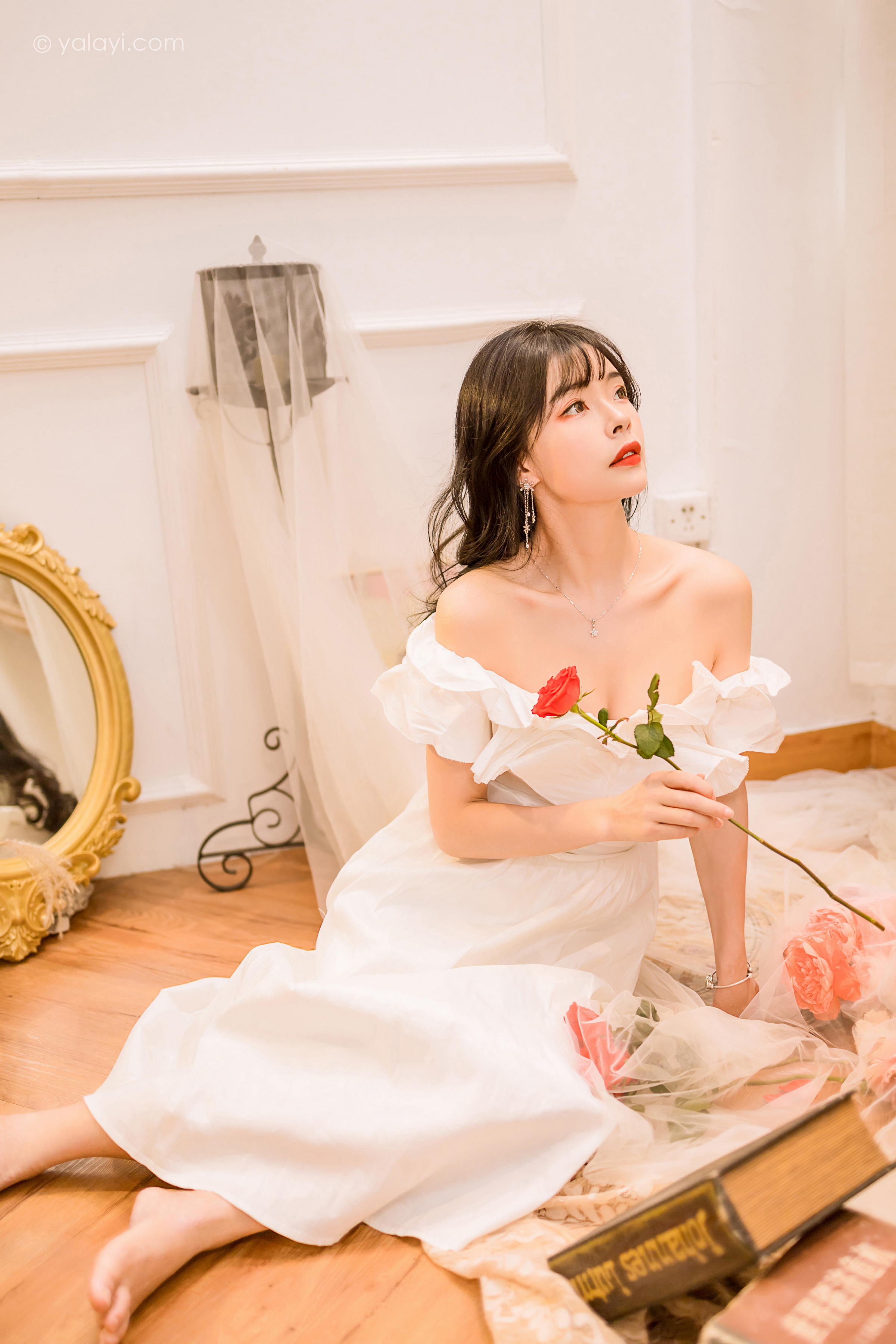 [YALAYI雅拉伊]2023.02.17 你是我的情人 程小蝶 白色抹胸连衣裙居家性感写真集第6张