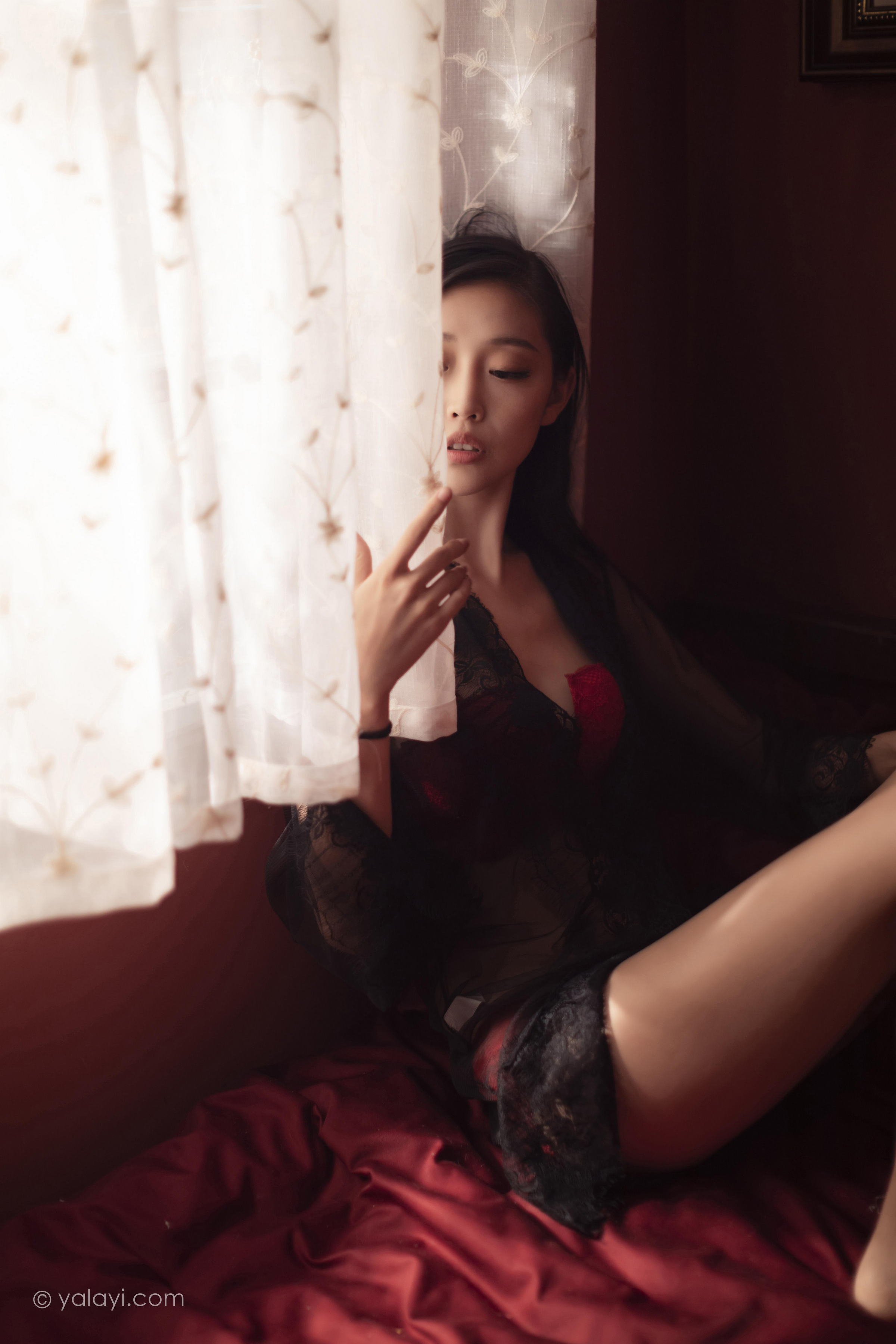 [YALAYI雅拉伊]2023.02.17 一抹红色 图雅 黑色透视睡衣加红色蕾丝内衣性感私房写真集第7张