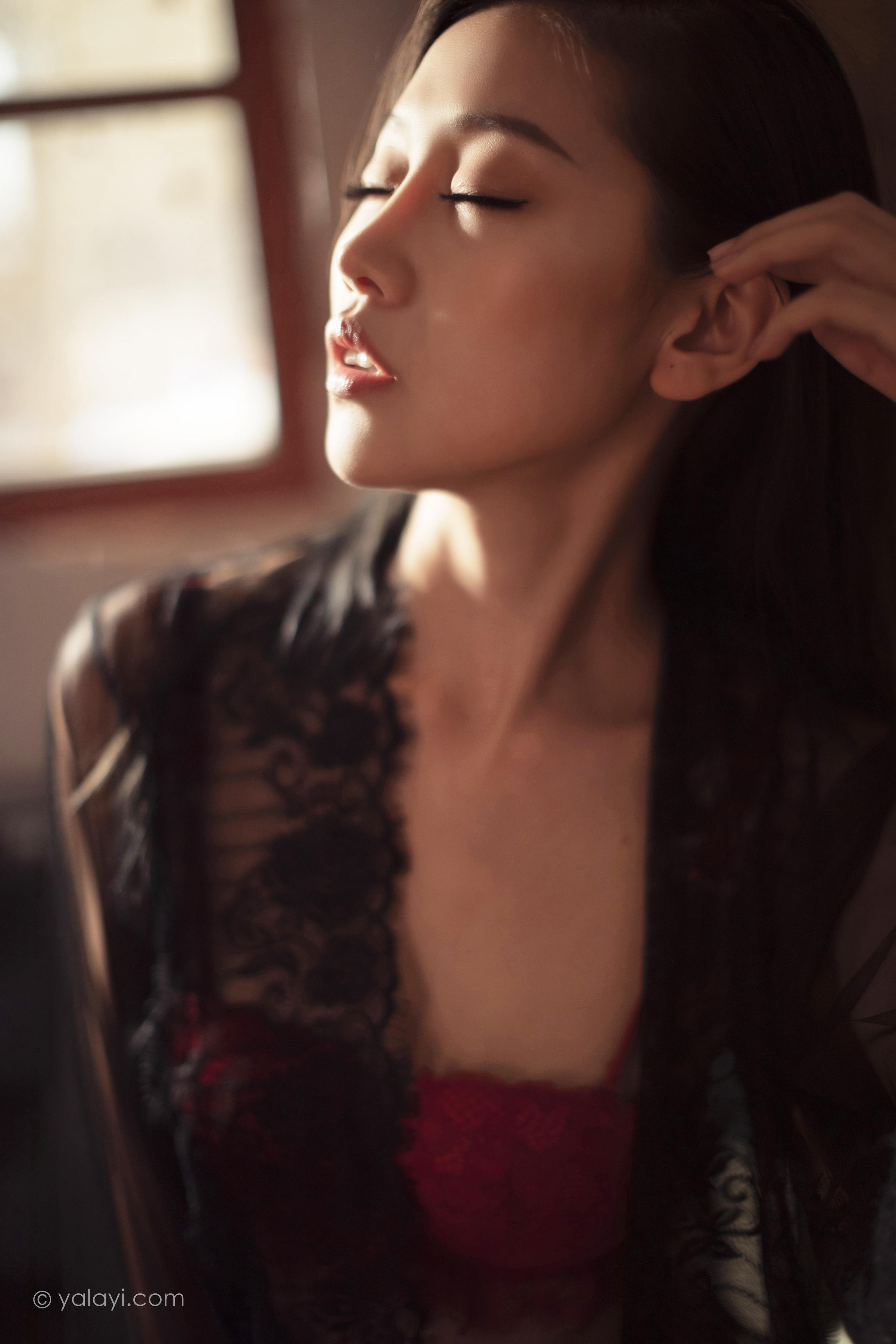 [YALAYI雅拉伊]2023.02.17 一抹红色 图雅 黑色透视睡衣加红色蕾丝内衣性感私房写真集第10张