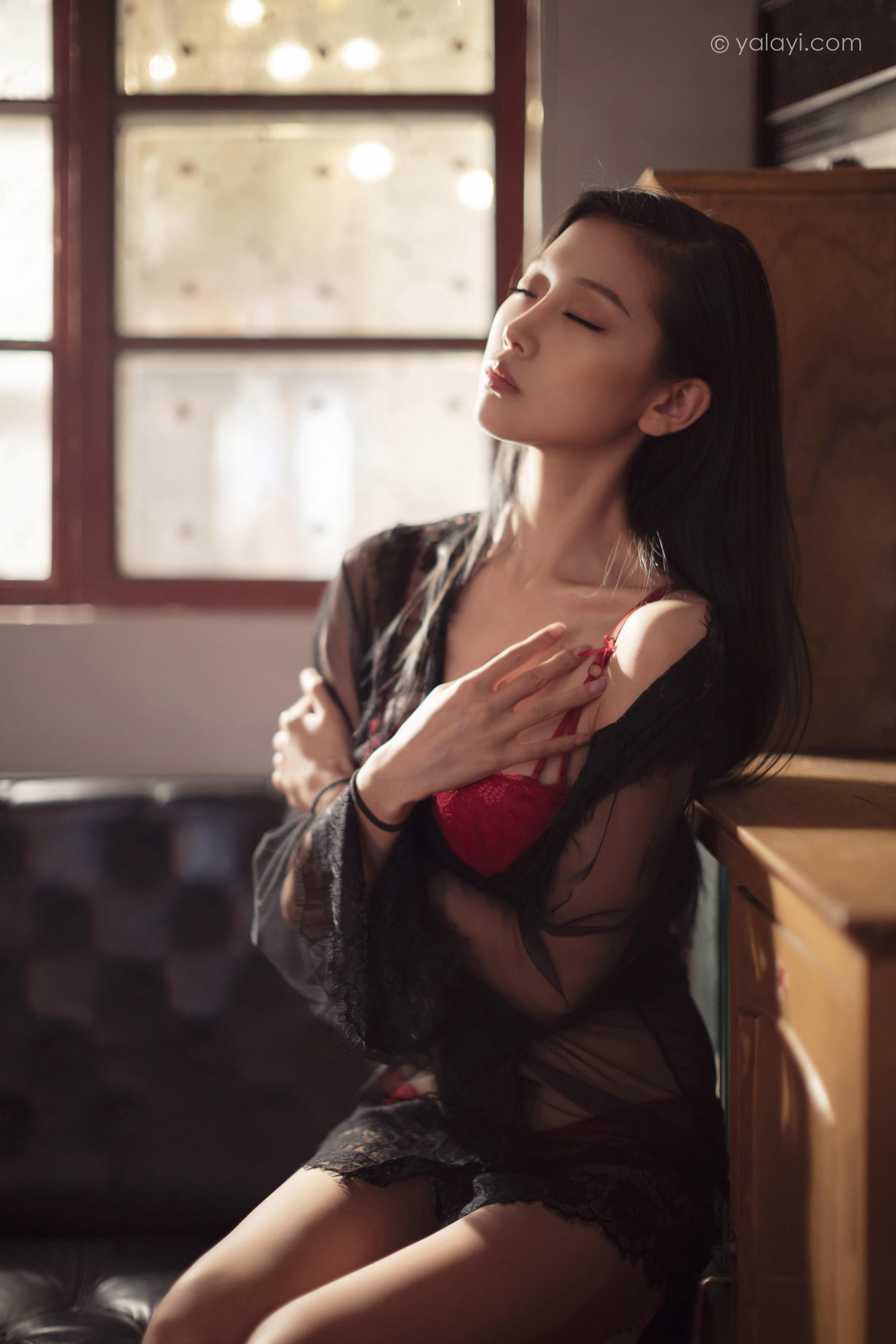 [YALAYI雅拉伊]2023.02.17 一抹红色 图雅 黑色透视睡衣加红色蕾丝内衣性感私房写真集第14张