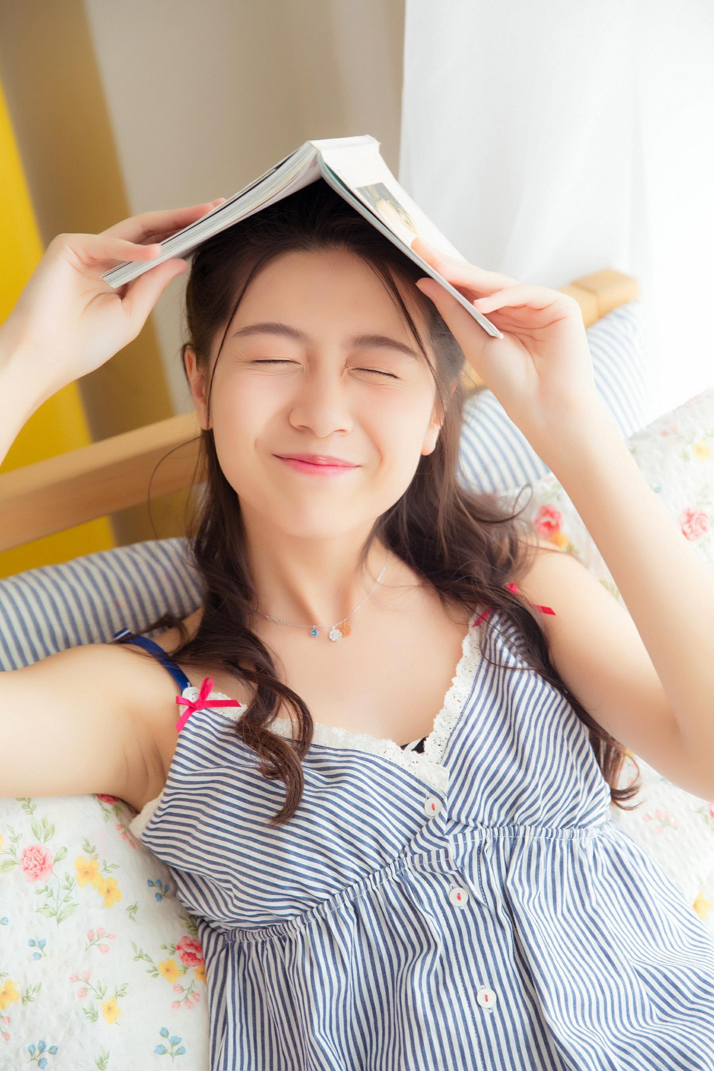 [YALAYI雅拉伊]2023.02.25 清纯小女友 灰色吊带睡衣裙居家私房写真集第5张