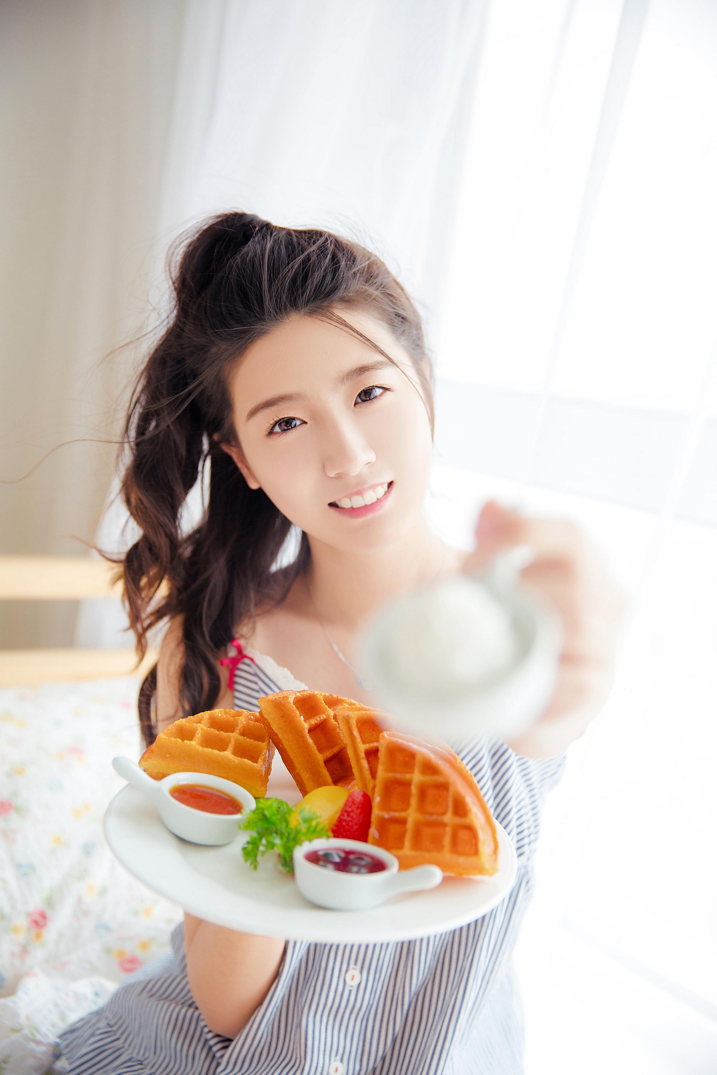 [YALAYI雅拉伊]2023.02.25 清纯小女友 灰色吊带睡衣裙居家私房写真集第11张